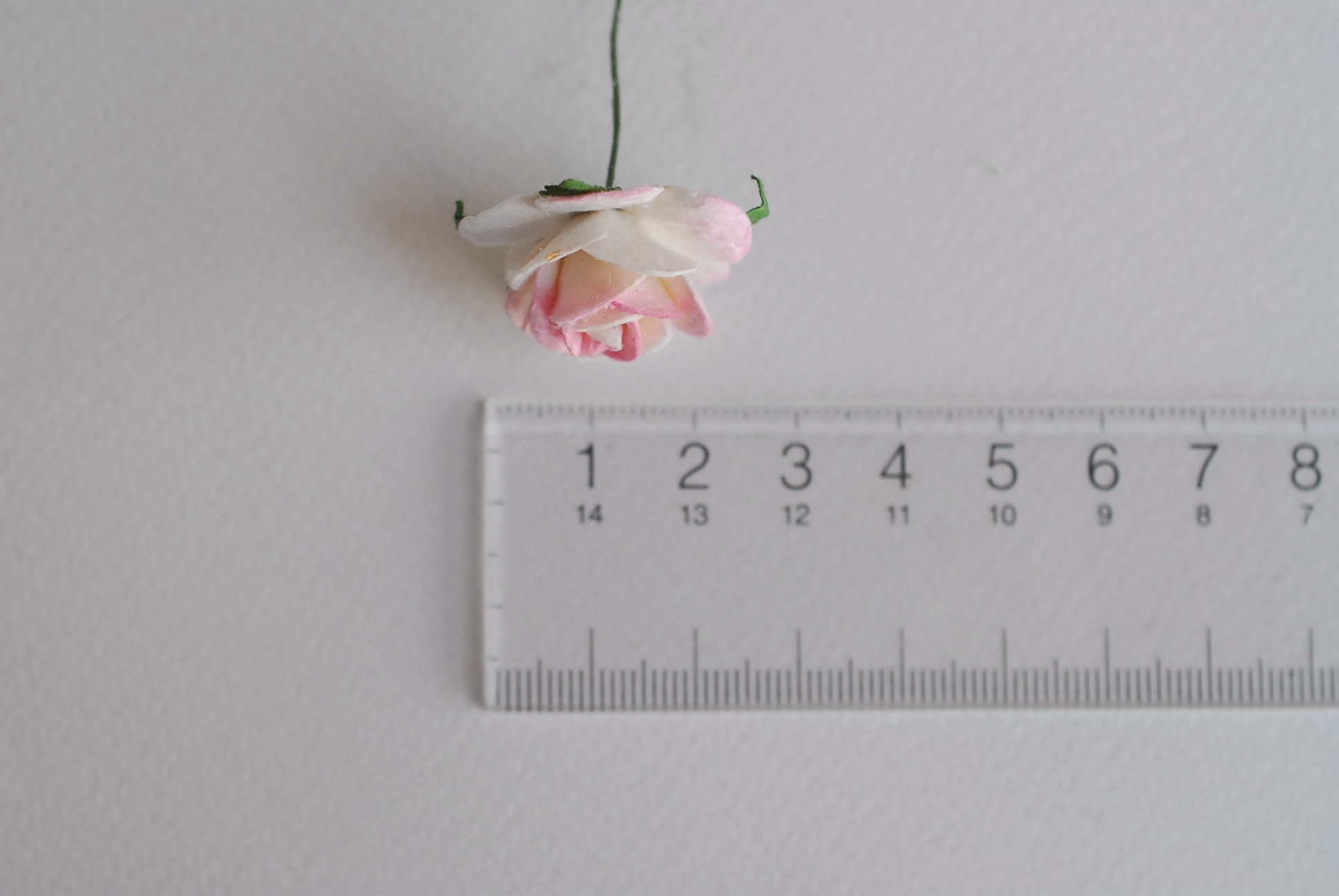 ดอกไม้กระดาษสา ดอกไม้กุหลาบกระดาษ ราคาส่ง, ดอกกุหลาบจิ๋ว ดอกกุหลาบกระดาษสา ดอกไม้ประดิษฐ์ สำหรับตกแต่งของชำร่วย หรืองานแต่งงาน สีชมพูอ่อน (light pink brush) ปัดขาวขนาด 2.5 cm. จำนวน 50 ดอก