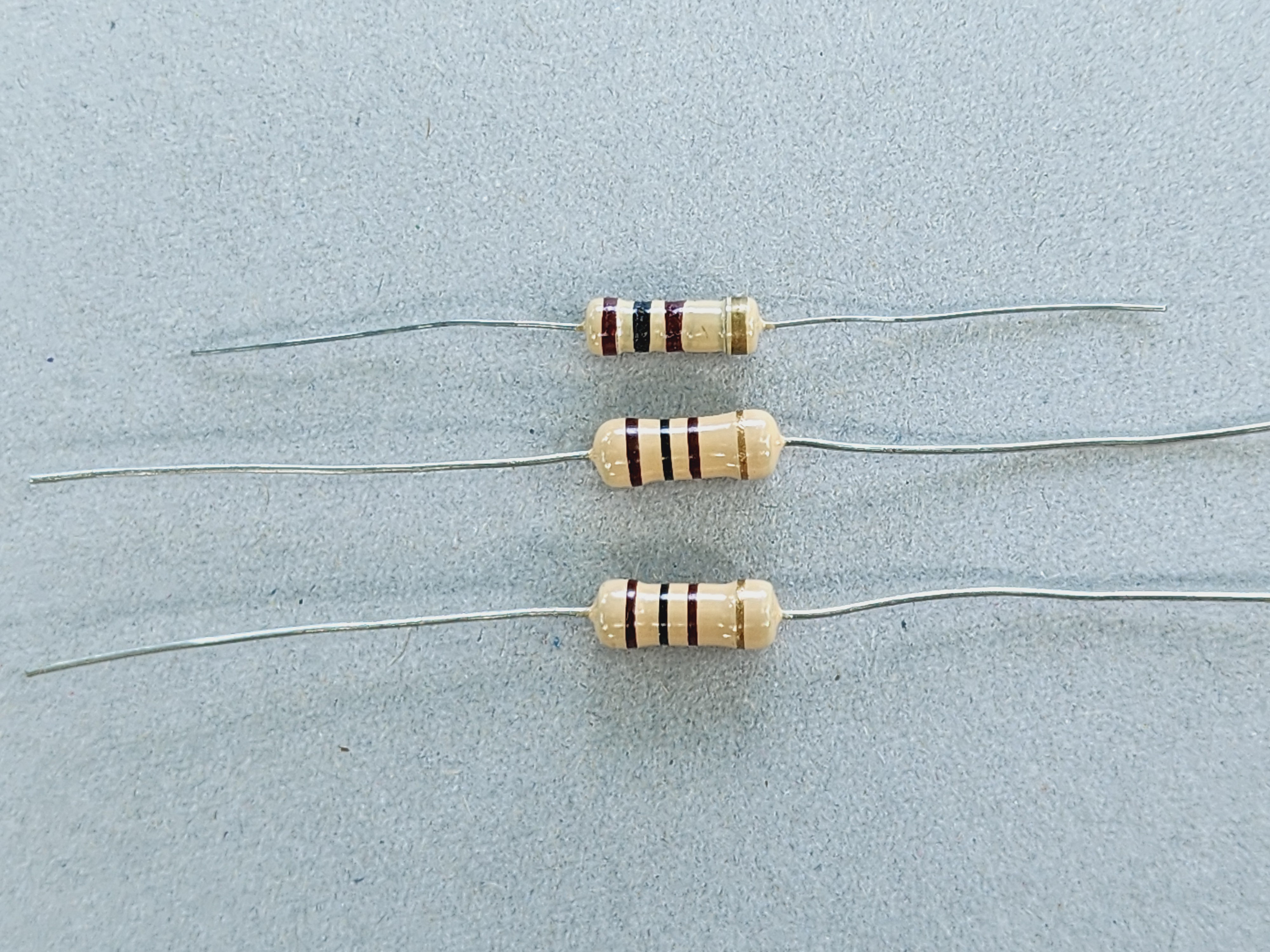 รูปตัวต้านทานแบบฟิล์มคาร์บอน R2 และ สัญลักษณ์ตัวต้านทาน