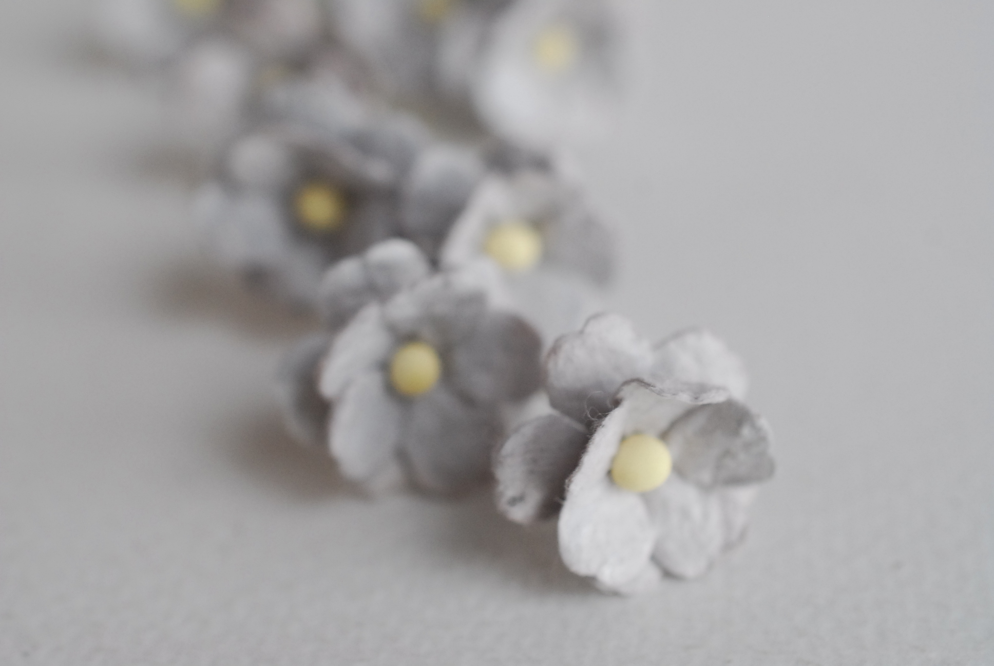 ดอกไม้กระดาษสา ราคาส่ง, ดอกไฮเดรนเยียกระดาษสา ดอกไม้ประดิษฐ์ ตกแต่งงานแต่งงาน ประดิษฐ์ข้อมือเพื่อนเจ้าสาว ขนา่ด 1.5 cm., สำหรับของชำร่วย, งานแต่งงาน, ดอกไม้ทำข้อมือเจ้าสาว สีเทา จำนวน 100 ดอก Paper flower,100 Pieces mulberry hydenyia, 1.5 cm. grey color.