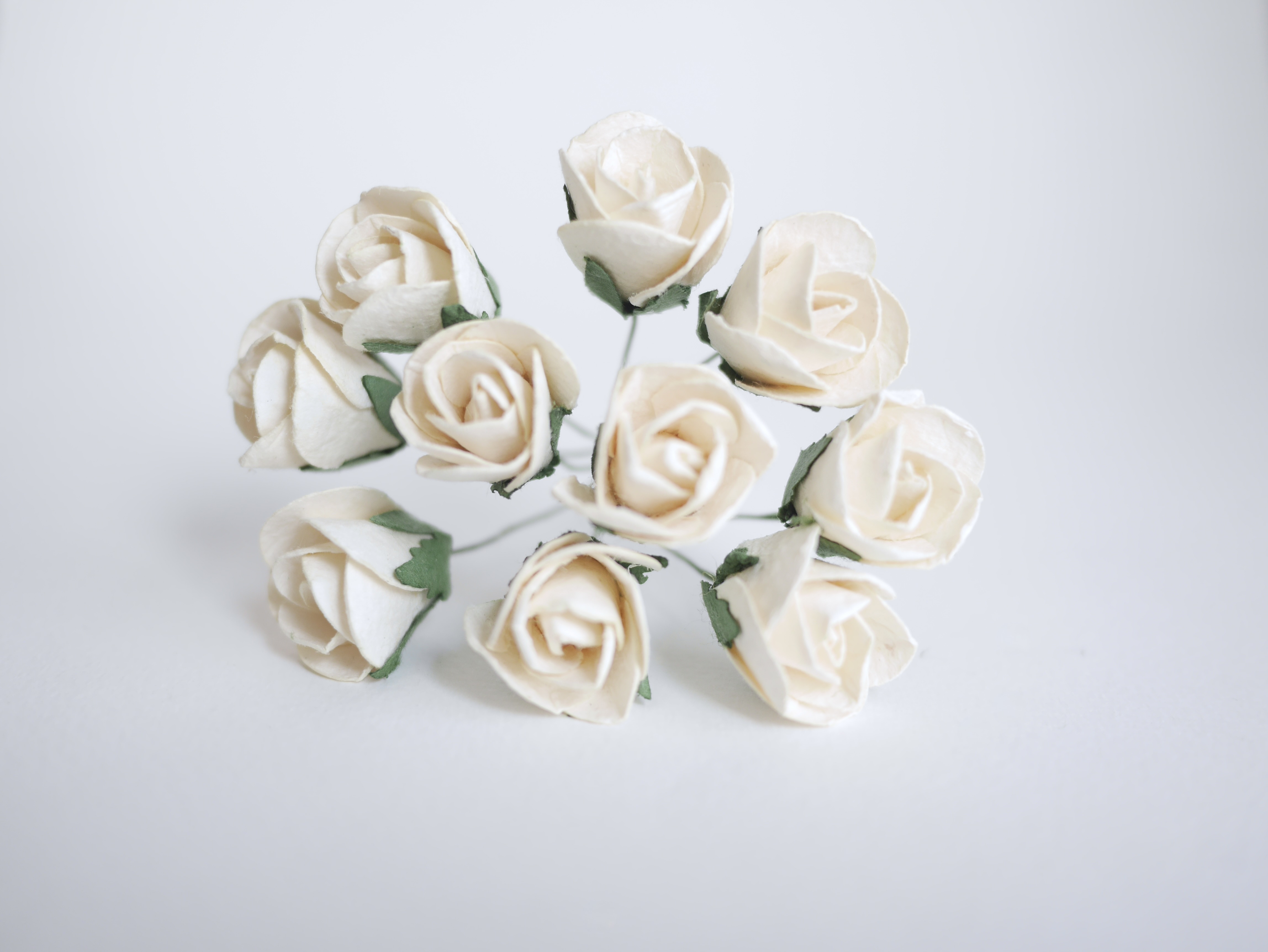 ดอกไม้กระดาษสา ดอกไม้กระดาษสา จตุจักร งานประดิษฐ์ ดอกไม้ทำข้อมือเพื่อนเจ้าสาว แต่งงาน, ดอกกุหลาบตูม 50 ดอก สีครีมอ่อน ขนาด 1.8x2.0 cm. paper flowers, budding roses flower 1.8 x2.0 cm. 50 pieces. pale ivory color