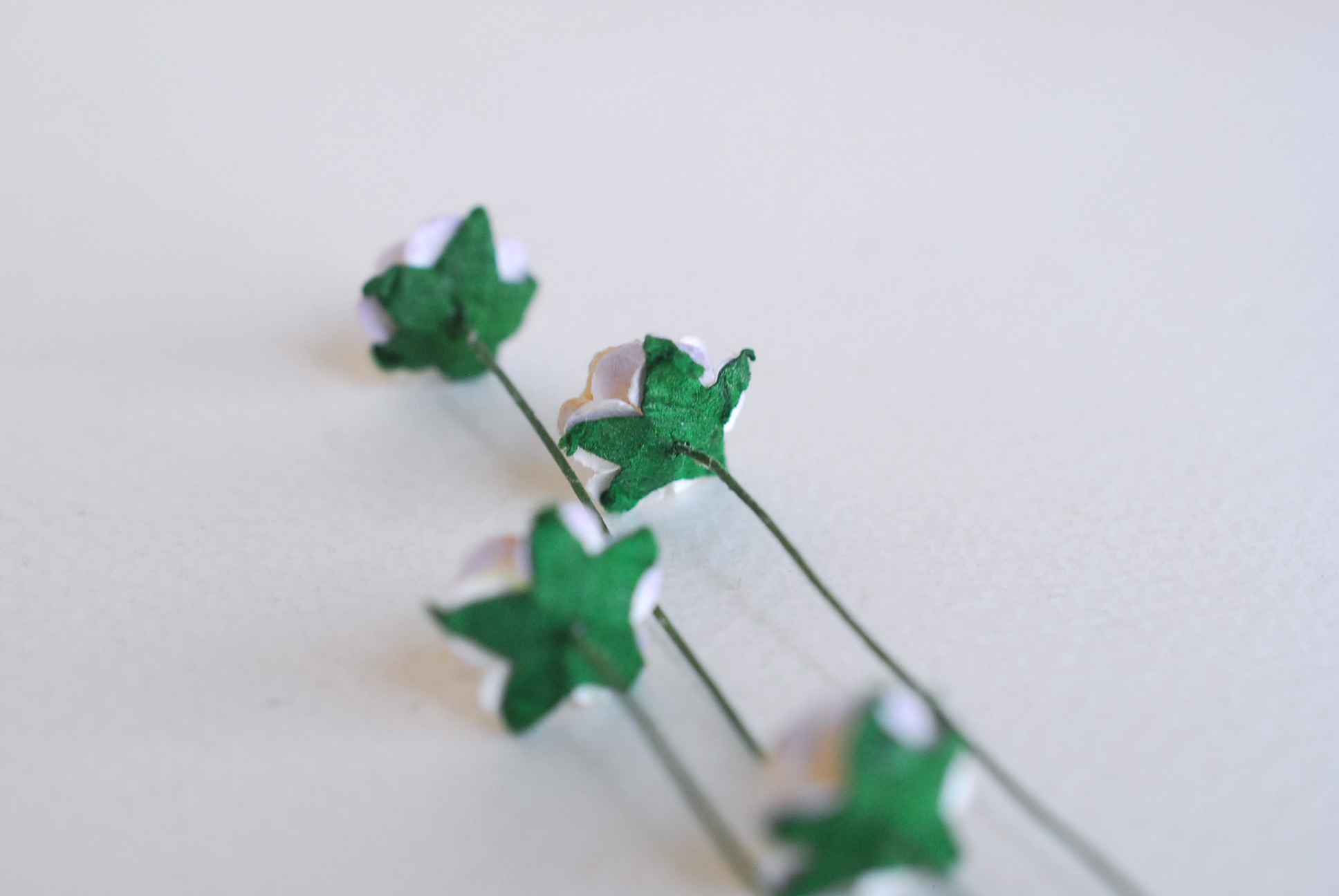 ดอกไม้กระดาษสา ดอกกุหลาบกระดาษ สำหรับตกแต่งของชำร่วย ดอกกุหลาบ ดอกกุหลาบสีแดง กระดาษสา สีม่วงอ่อนปัดขาวขนาด 1 cm. จำนวน 100 ดอก/1 ถุง