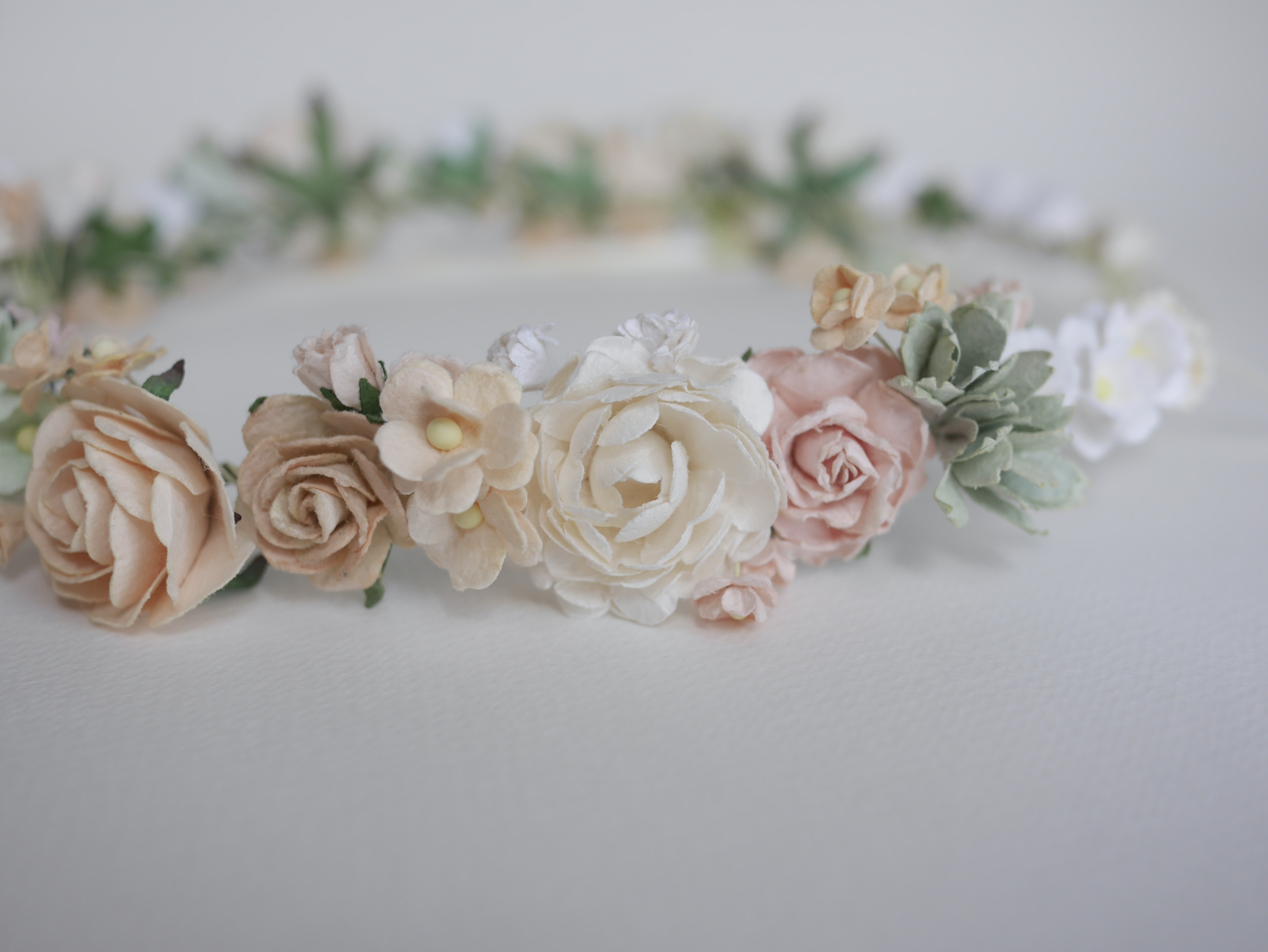 มงกุฎดอกไม้กระดาษสำหรับตกแต่ง ใส่ในงานพิเศษ งานรับปริญญา งานแต่งงาน รูปวงกลม ดอกไม้กระดาษสาขนาดเล็ก ดอกกุหลาบขนาดเล็ก สีพีช สีครีม ขาว และสีเขียวตุ่น