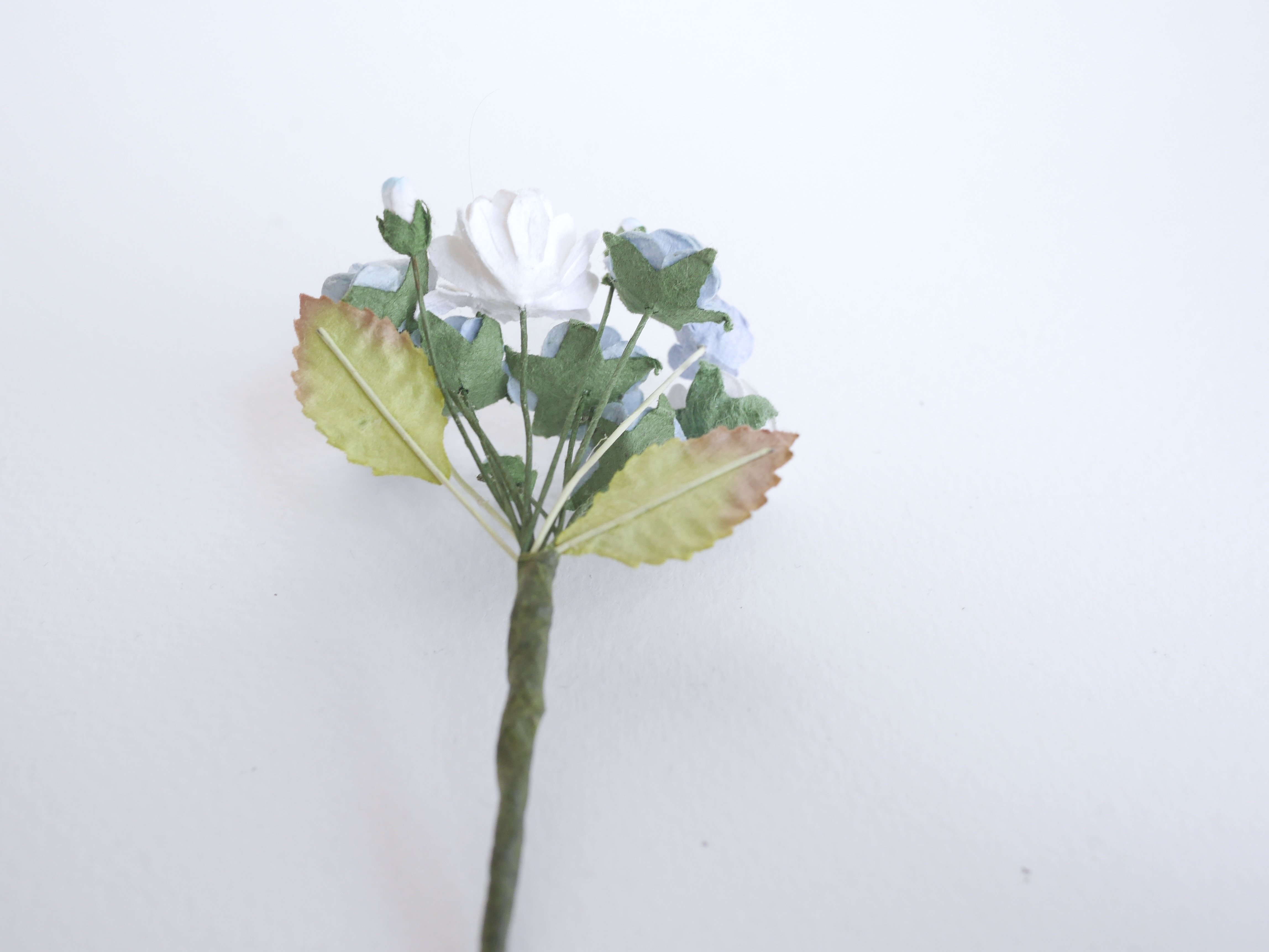 ช่อดอกไม้กระดาษ 4 ชิ้น ดอกไม้ประดับ งานแต่งงาน งานประดิษฐ์ ของชำร่วย ดอกไม้กระดาษสา งานแต่งงาน DIY wedding boutonniere or making centerpieces gift decoration, pale blue and white color.