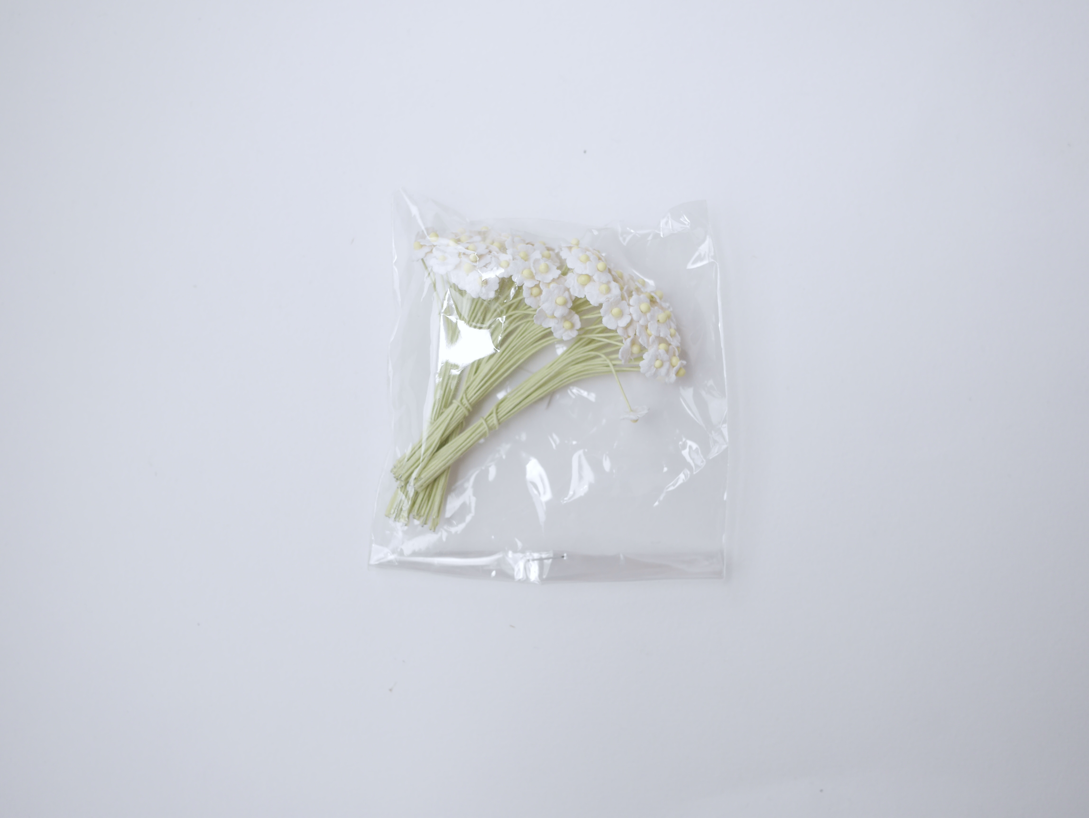 ดอกไม้กระดาษสา ดอกไม้กระดาษสาราคาส่ง ดอกไม้กระดาษสำหรับตกแต่ง งานแต่งงาน หรือติดของชำร่วย ดอกไม้จิ๋ว 100 ดอก ขนาด 0.6 cm. สีขาว Small Paper Flower with stem, , 100 pcs., size 0.5 cm., small creeping ladies flowers 1 layer, white color.