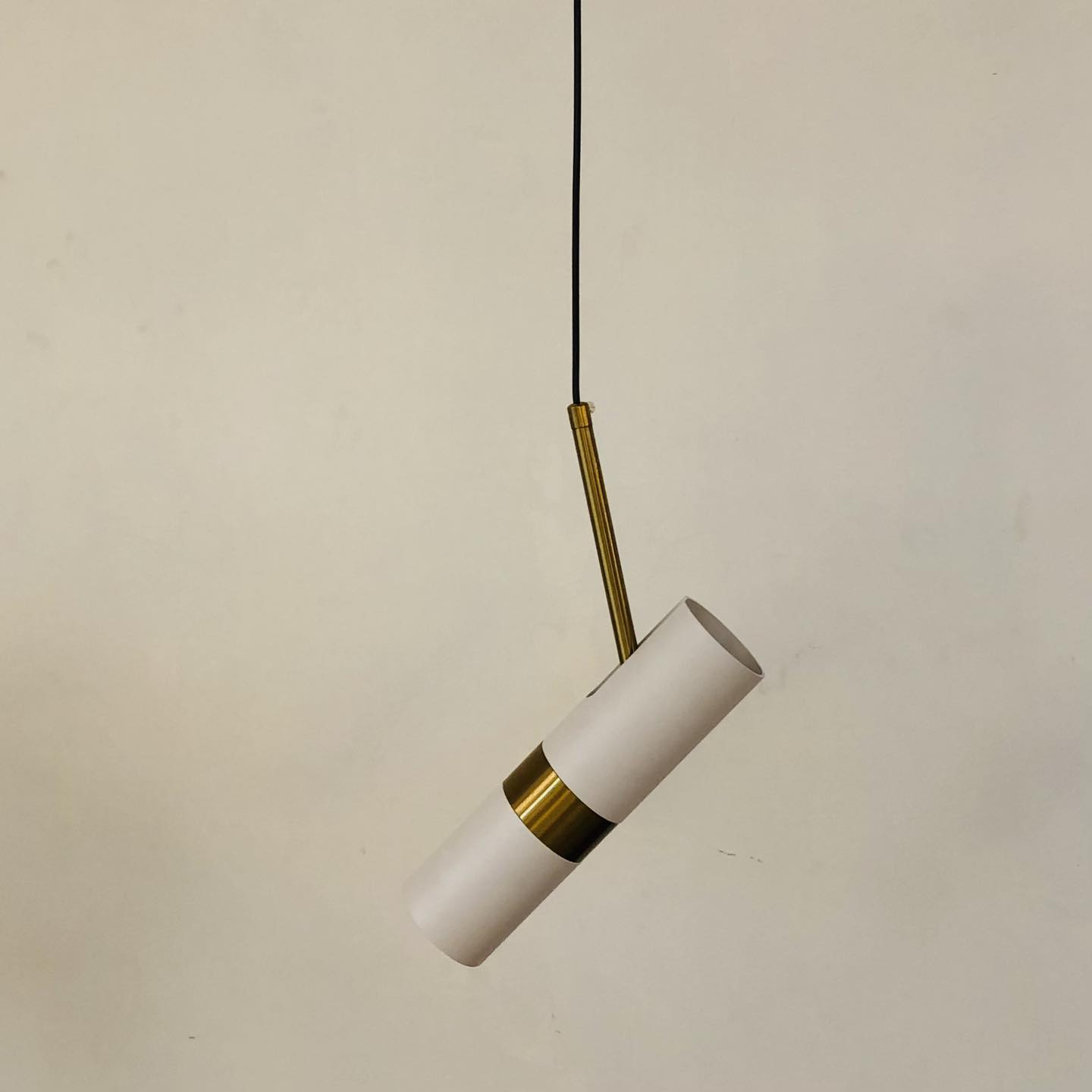 โคมไฟแขวน 11625/1WH สีขาว ทรงกระบอกปรับมุมได้