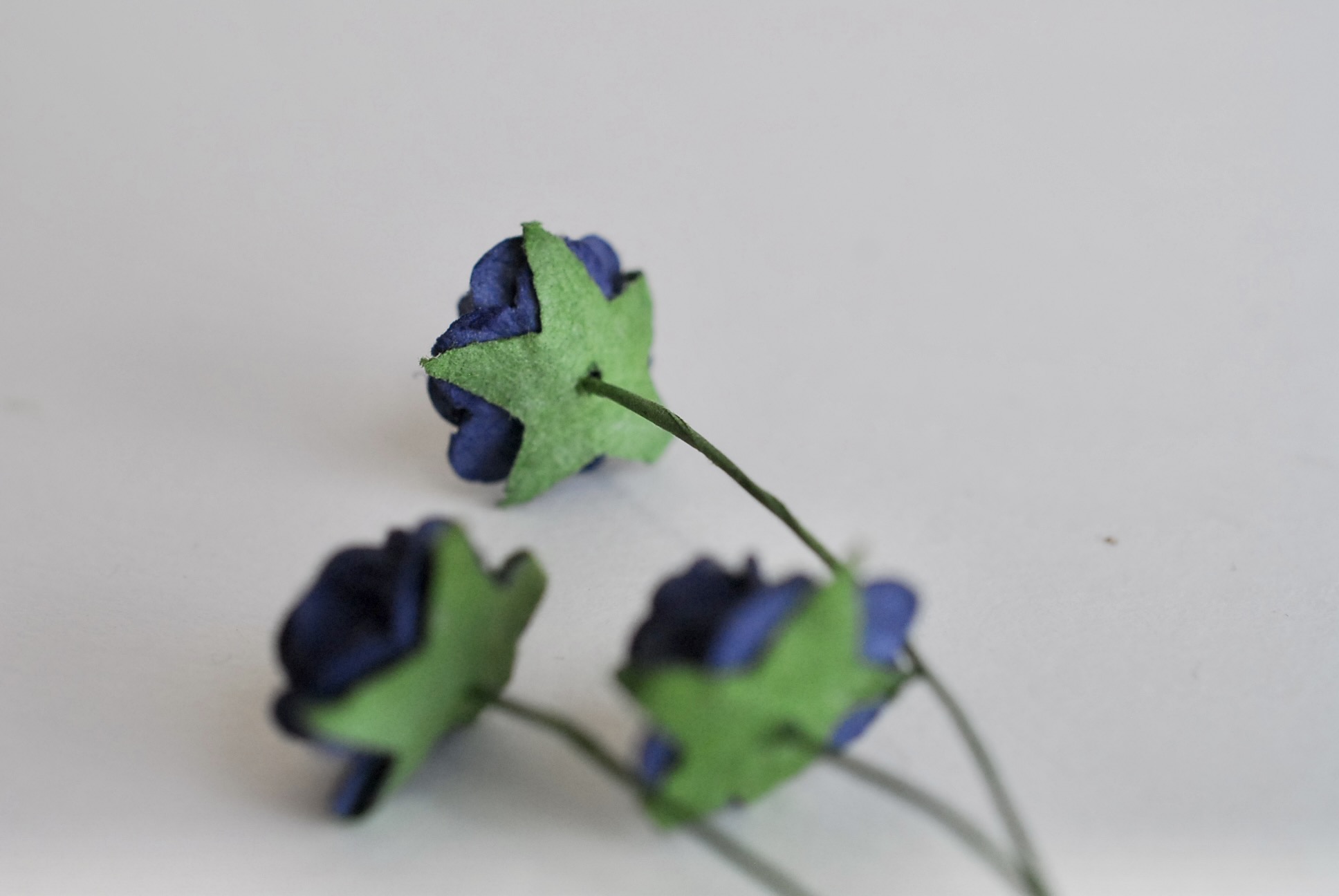 ดอกไม้กุหลาบกระดาษ ดอกไม้กระดาษสา, ดอกกุหลาบจิ๋ว, ดอกไม้กระดาษสาขายส่ง สีน้ำเงินเข้ม ขนาด 1.5 cm. จำนวน 100 ดอก Paper Flowers size 1.5 cm., mini roses passion blue color.