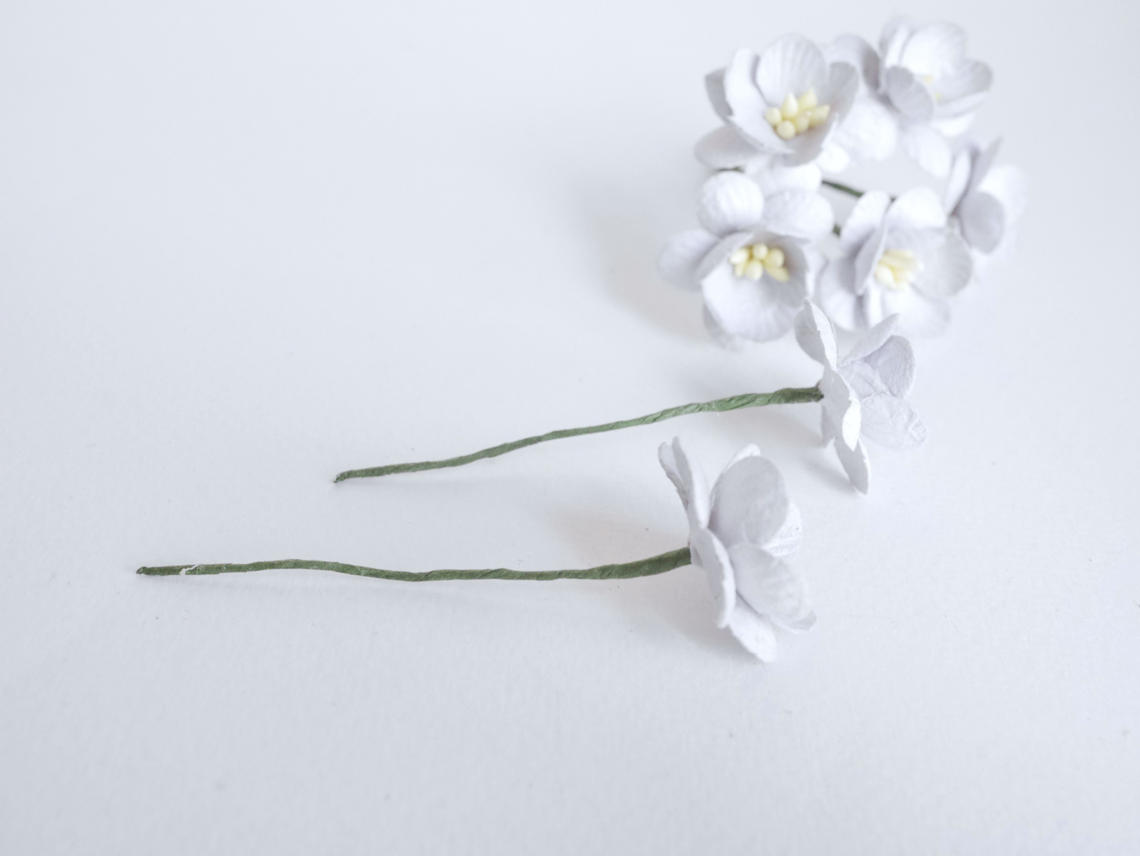 ดอกไม้กระดาษสา ดอกซากุระกระดาษ ดอกไม้กระดาษสาราคาส่ง ดอกไม้กระดาษสำหรับตกแต่งของชำร่วย งานแต่งงาน ทำช่อดอกไม้ติดอกเจ้าบ่าว ข้อมือดอกไม้เจ้าสาว ขนาด2.5 cm. 50 ดอก สีเทาอ่อน Paper flowers supplies: DIY wedding tools Cherry blossom (Sakura) 50 pcs. size 2.5