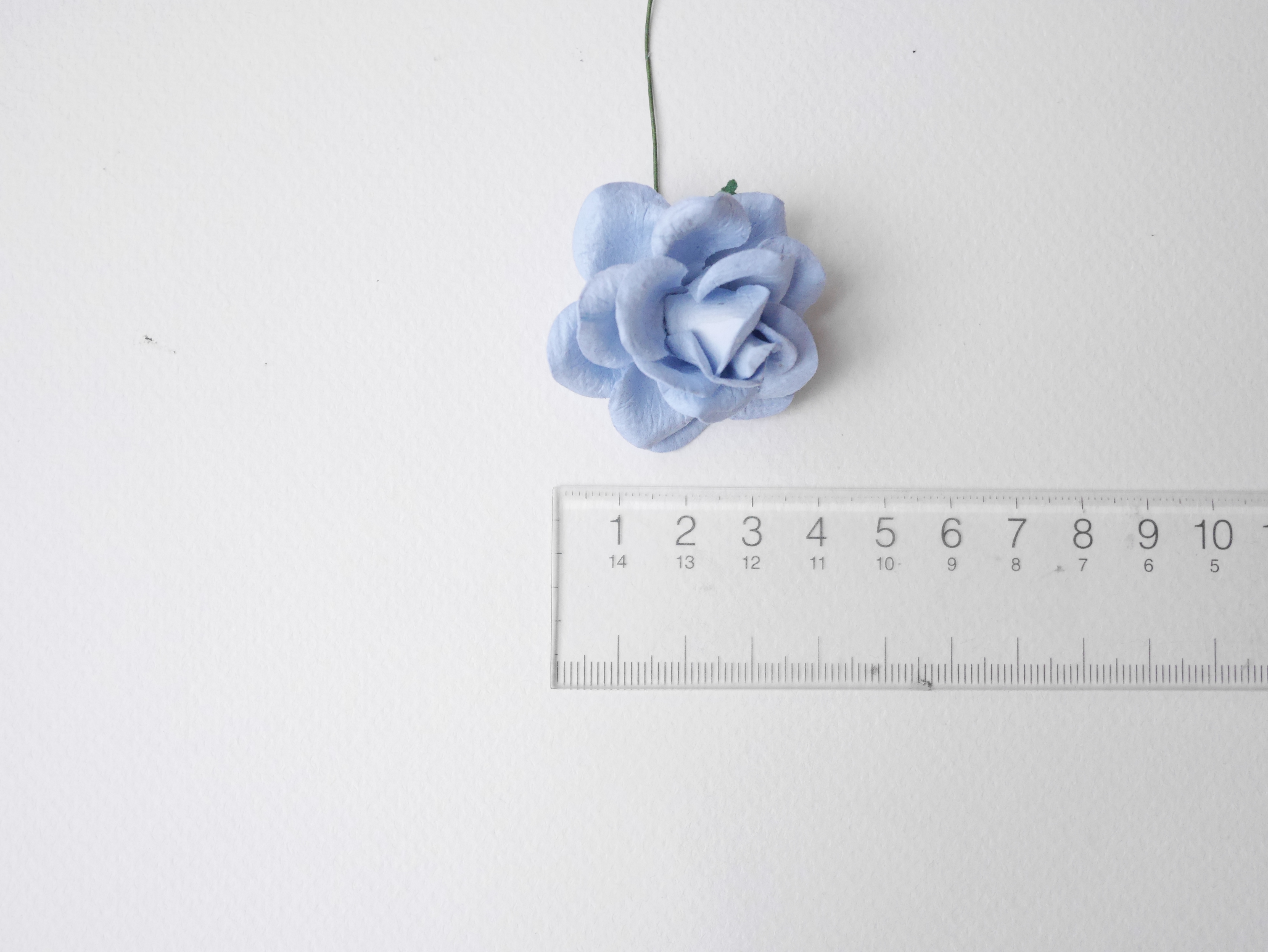 ดอกไม้กระดาษสา ดอกกุหลาบกระดาษสา ดอกไม้กุหลาบ กลีบโค้ง ดอกไม้ประดิษฐ์ สำหรับตกแต่ง หรืองานแต่งงาน สีน้ำเงินตุ่น ขนาด 3.5 cm. จำนวน 25 ดอก Paper flowers, handmade flowers, small roses paper size 3.5 cm. 25 pieces, pale blue color.