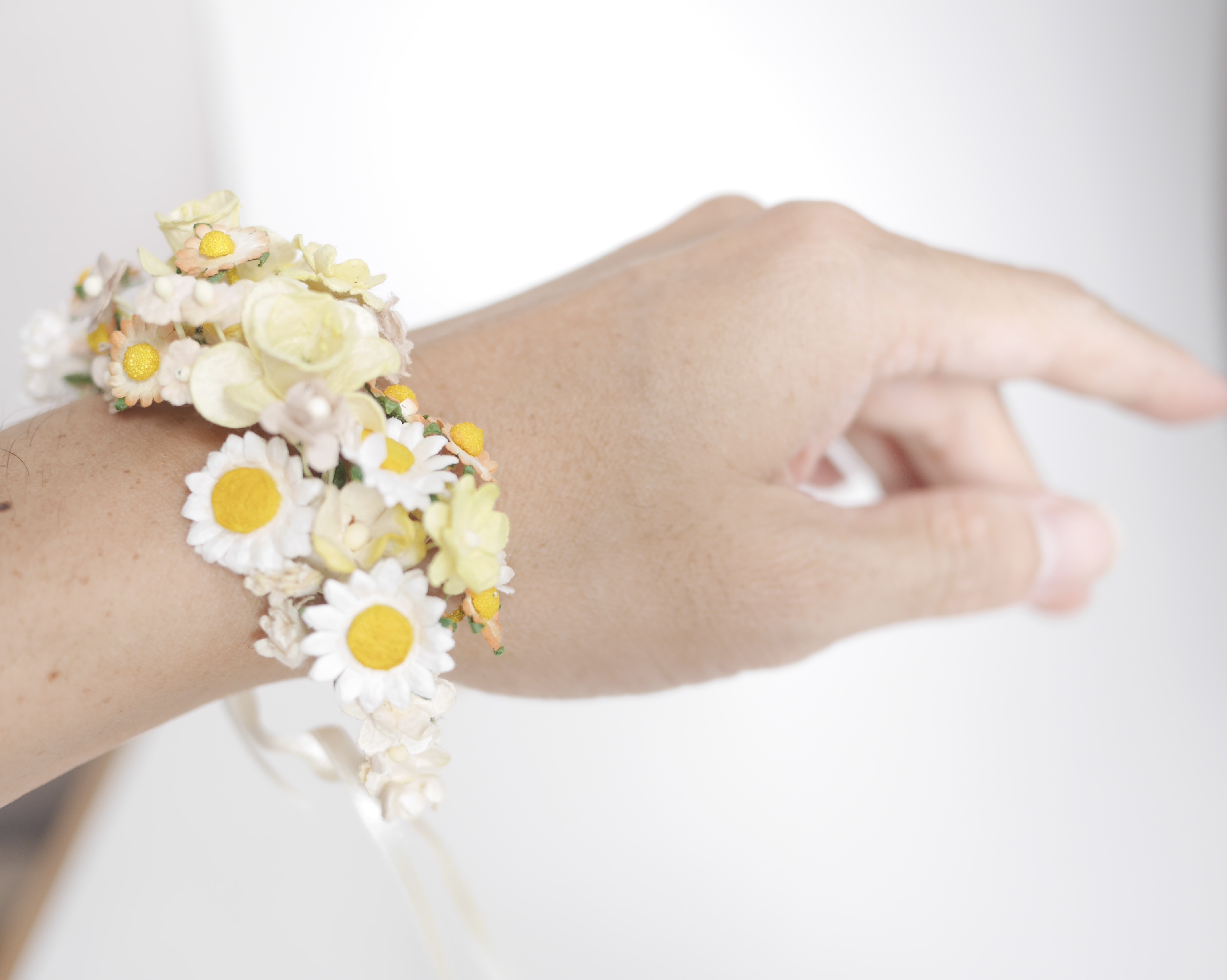 ข้อมือเพื่อนเจ้าสาว งานแต่งงาน ดอกไม้ประดิษฐ์ งานประดิษฐ์ DIY โทนสีน้ำเงิน ดอกไฮเดนเยียกระดาษสา และดอกไม้กระดาษสาขนาดเล็ก Handmade corsages 1 ชิ้น DIY corsage yellow-pastel pink brown tone, hydenyia flowers 1 piece.