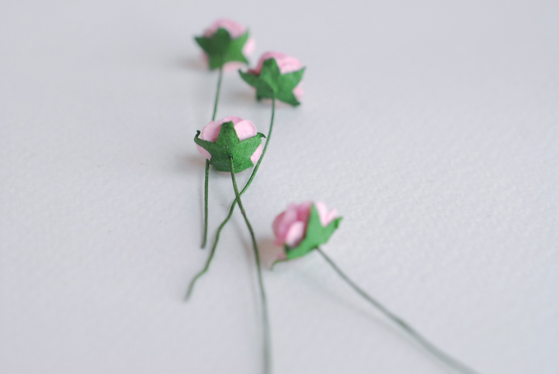 ดอกไม้กระดาษสาสำหรับตกแต่ง ของชำร่วย ดอกกุหลาบ กระดาษสา สีชมพู ขนาด 1 cm. จำนวน 100 ดอก/1 ถุง