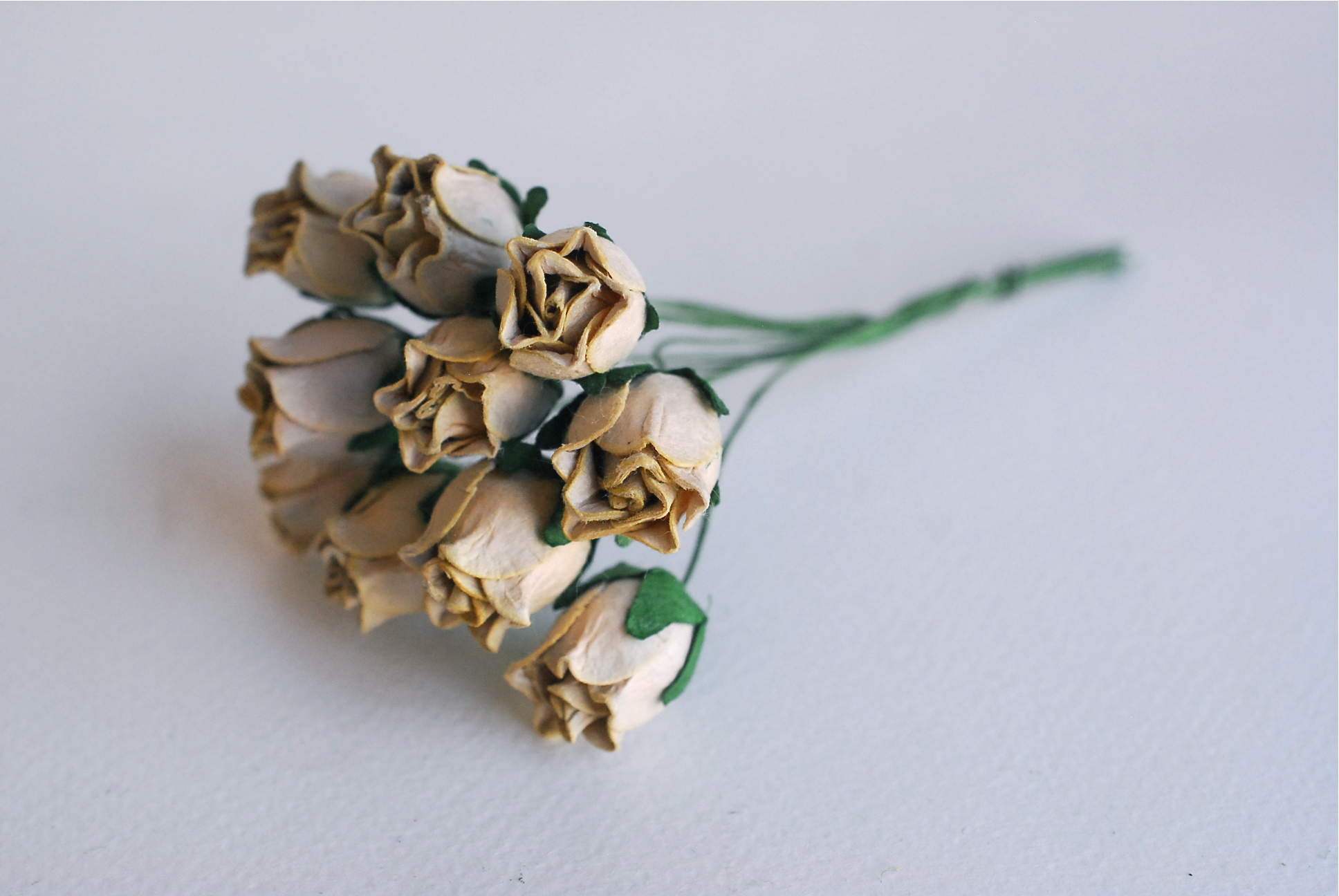 ดอกไม้กระดาษสา ดอกไม้กระดาษสา จตุจักร งานประดิษฐ์ ดอกไม้ทำข้อมือเพื่อนเจ้าสาว แต่งงาน, ดอกกุหลาบตูม 50 ดอก สีน้ำตาลกระดาษ color ขนาด 1.5 cm. paper flowers, budding roses flower 1.5 cm. 50 pieces. brown color.