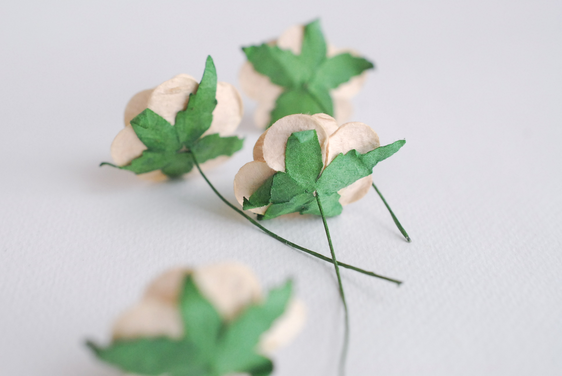 ดอกไม้กระดาษ ดอกไม้กระดาษสา ราคาส่ง,ดอกไม้กุหลาบกระดาษ ดอกกุหลาบกระดาษสา ดอกไม้ประดิษฐ์ สำหรับตกแต่ง หรืองานแต่งงาน สีน้ำตาลอ่อน (สีเบจ) ขนาด 2.5 cm. จำนวน 50 ดอก