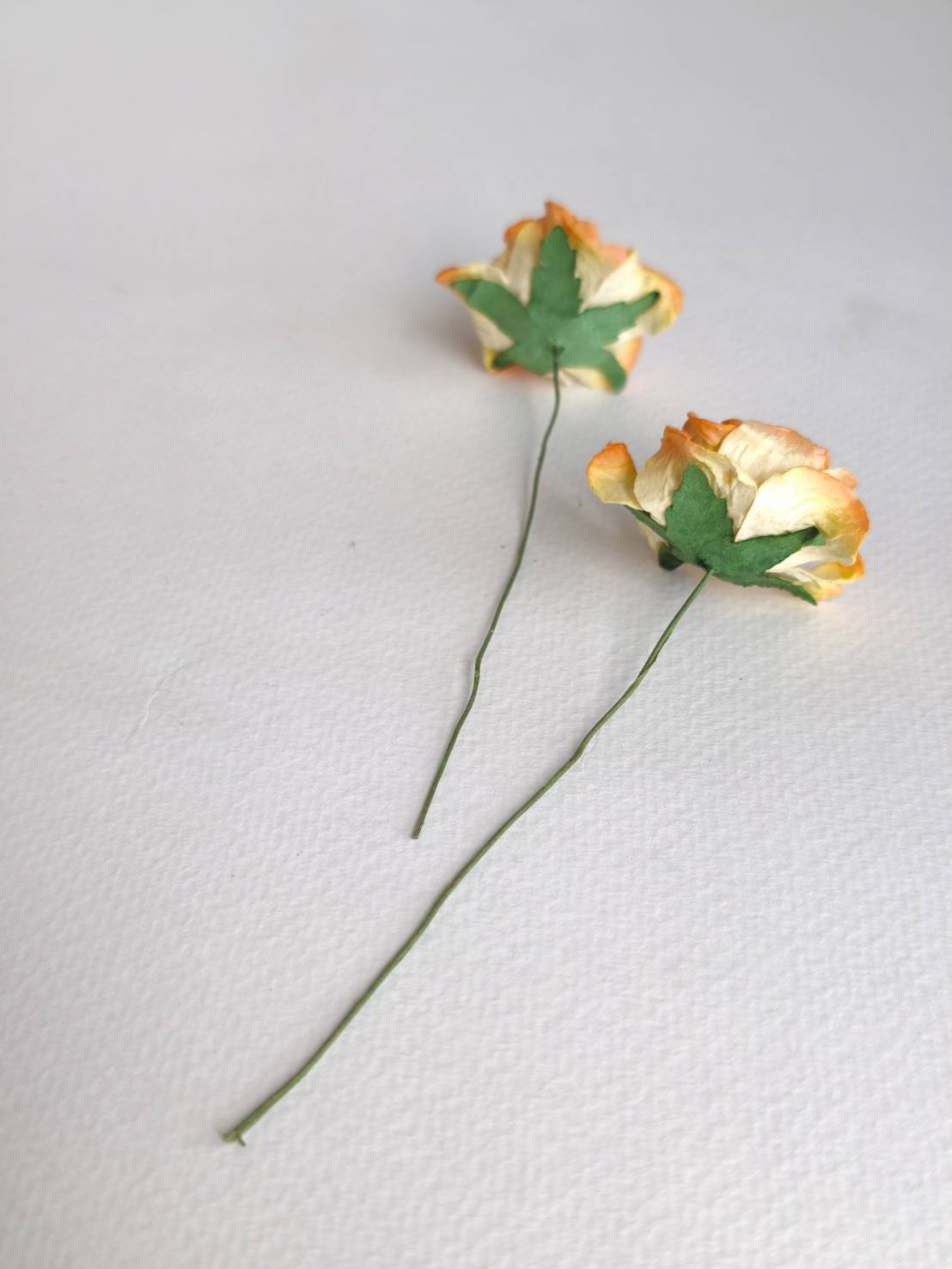 ดอกไม้ประดิษฐ์ ดอกไม้กระดาษสา ตกแต่งงานแต่งงาน งานแต่งงาน ดอกไม้ทำมงกุฎ ดอกกุหลาบขนาด 3.5 cm. 25 ดอก กลีบบิด สีส้มปัดสีครีม