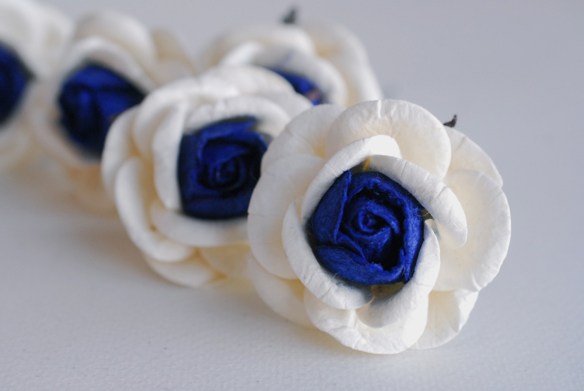 ดอกไม้กระดาษสา ดอกกุหลาบกระดาษ ดอกไม้กระดาษสา งานประดิษฐ์ ราคาส่ง ขนา่ด 4.5 cm., สำหรับของชำร่วย, งานแต่งงาน,สีน้ำเงิน-ขาว Paper flower,20 Pieces mulberry rose, 4.5 cm. medium navy blue-white color.