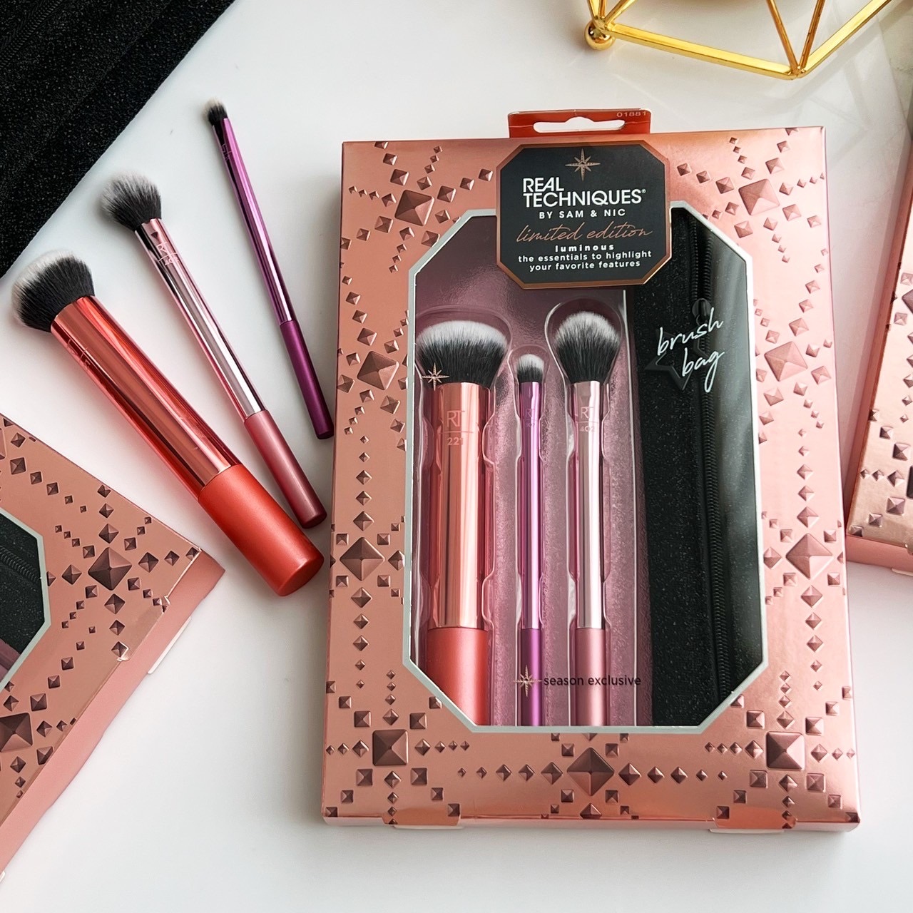เซ็ทแปรงแต่งหน้า Real Techniques Brush Set & Bag Limited Edition Luminous ( 3 pcs )
