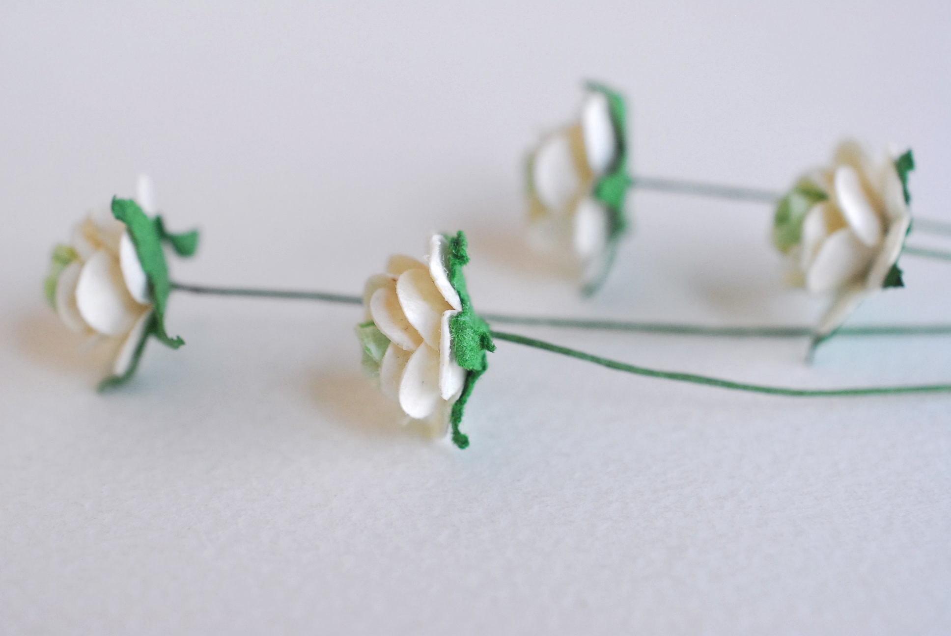 ซื้อ1 ห่อ แถม 1 ห่อ ดอกไม้กุหลาบกระดาษ ดอกไม้กระดาษสา, ดอกกุหลาบจิ๋ว, ดอกไม้กระดาษสาขายส่ง สีเขียวพาสเทล แถมสีเขียวจุดขาว ขนาด 1.5 cm. จำนวน 100 ดอก Paper Flowers size 1.5 cm., mini roses green mint color, 100 pcs. and get free 1 pack of green mint-white