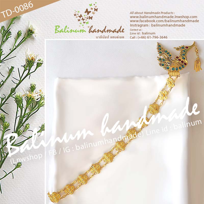 เครื่องประดับชุดไทย สร้อยสังวาลย์บ่าหงษ์สีทอง ประดับพลอยสีเขียว-แดง ดูสง่าและสวยงามมากค่ะ ทอง (Gold)