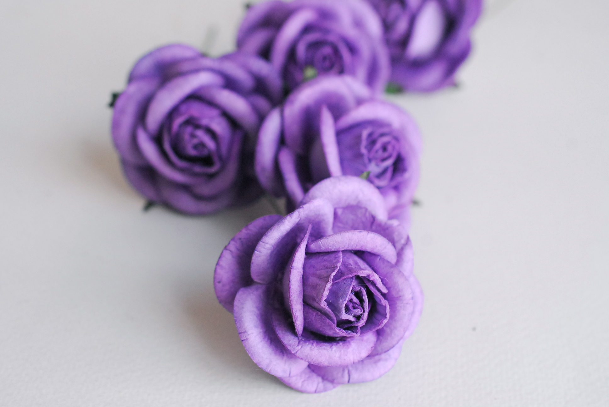 ดอกไม้กระดาษสาราคาส่ง, ดอกกุหลาบกระดาษสา ดอกไม้ประดิษฐ์ ตกแต่งงานแต่งงาน ขนาด 4.5 cm., สำหรับของชำร่วย, งานแต่งงาน, ดอกไม้ทำข้อมือเจ้าสาว สีม่วง Paper flower,20 Pieces mulberry rose, 4.5 cm. purple color.