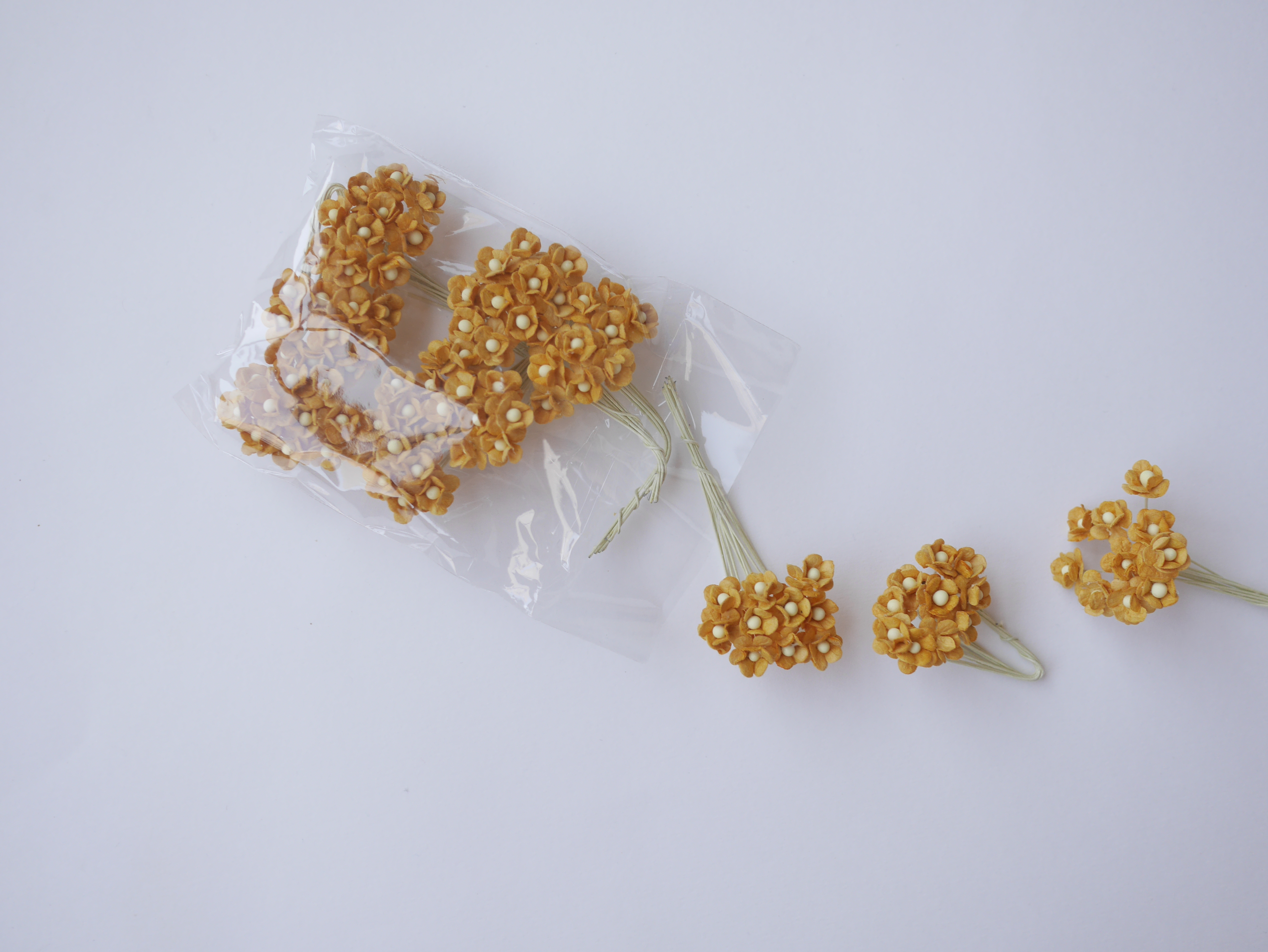 ดอกไม้กระดาษสา ดอกไม้กระดาษสาราคาส่ง ดอกไม้กระดาษสำหรับตกแต่ง งานแต่งงาน หรือติดของชำร่วย ดอก creeping lady 100 ดอก ขนาด 0.8 cm. สีน้ำตาลกากี Small Paper Flower with stem, 100 pcs., size 0.8 cm., creeping flowers 2 layers, khaki brown color.