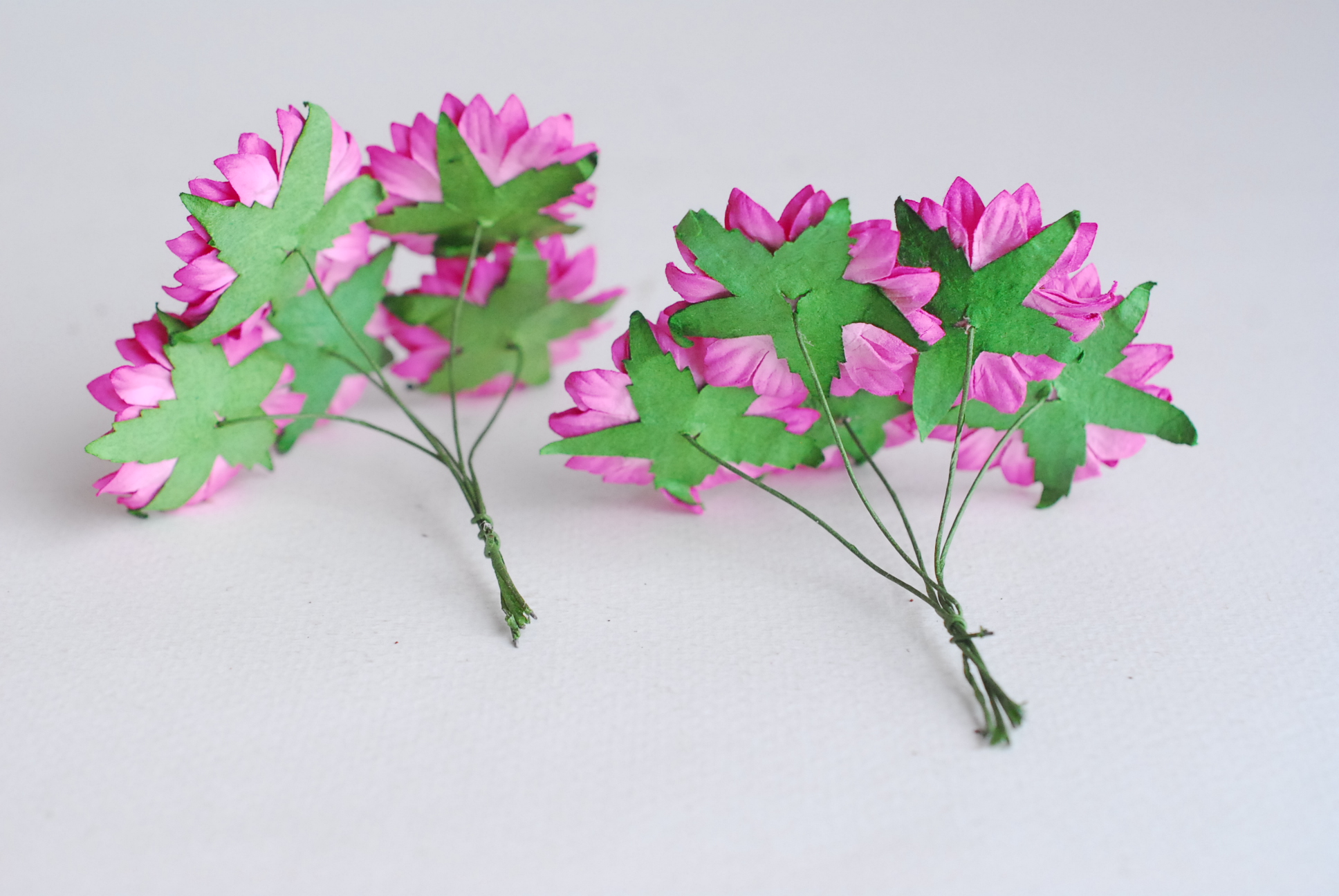 ดอกทานตะวันกระดาษ ดอกไม้กระดาษสา ดอกไม้ประดิษฐ์จากกระดาษสา ดอกทานตะวัน ดอกไม้กระดาษสาขายส่ง ดอกไม้ประดิษฐ์ ดอกไม้ทำข้อมือเพื่อนเจ้าสาว ขนาด 3.5 cm. จำนวน 25 ดอก สีบานเย็น Paper Flower, 25 Daisy Flowers, magenta brush color, size 3.5 cm., brown pollen.