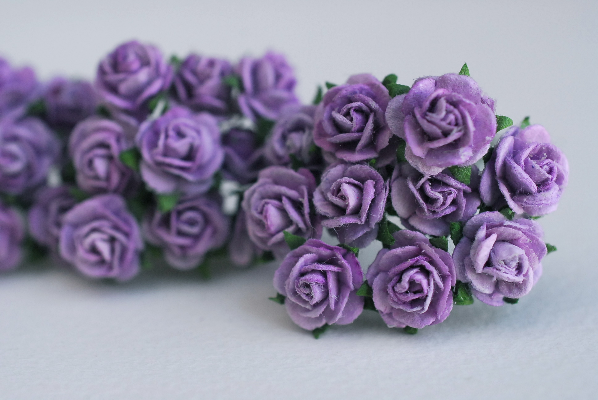 ดอกไม้กระดาษสาสำหรับตกแต่ง ของชำร่วย ดอกกุหลาบ ดอกกุหลาบสีแดง กระดาษสา สีม่วงขนาด 1 cm. จำนวน 100 ดอก/1 ถุง