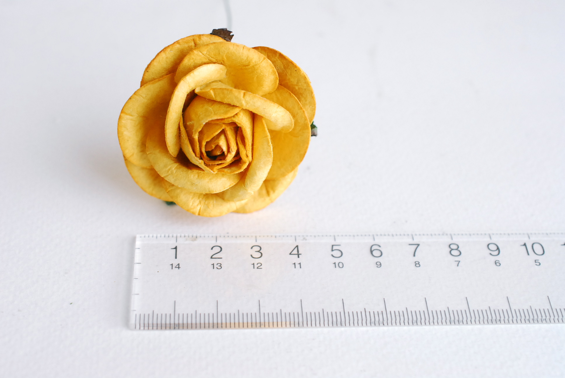 ดอกไม้กระดาษสา, ดอกไม้กุหลาบกระดาษ, ดอกไม้ประดิษฐ์, สำหรับของชำร่วย, งานแต่งงาน,สีเหลืองพระ ขนา่ด 4.5 cm.,Paper flower,20 Pieces mulberry rose, 4.00 cm. yellow medium color.