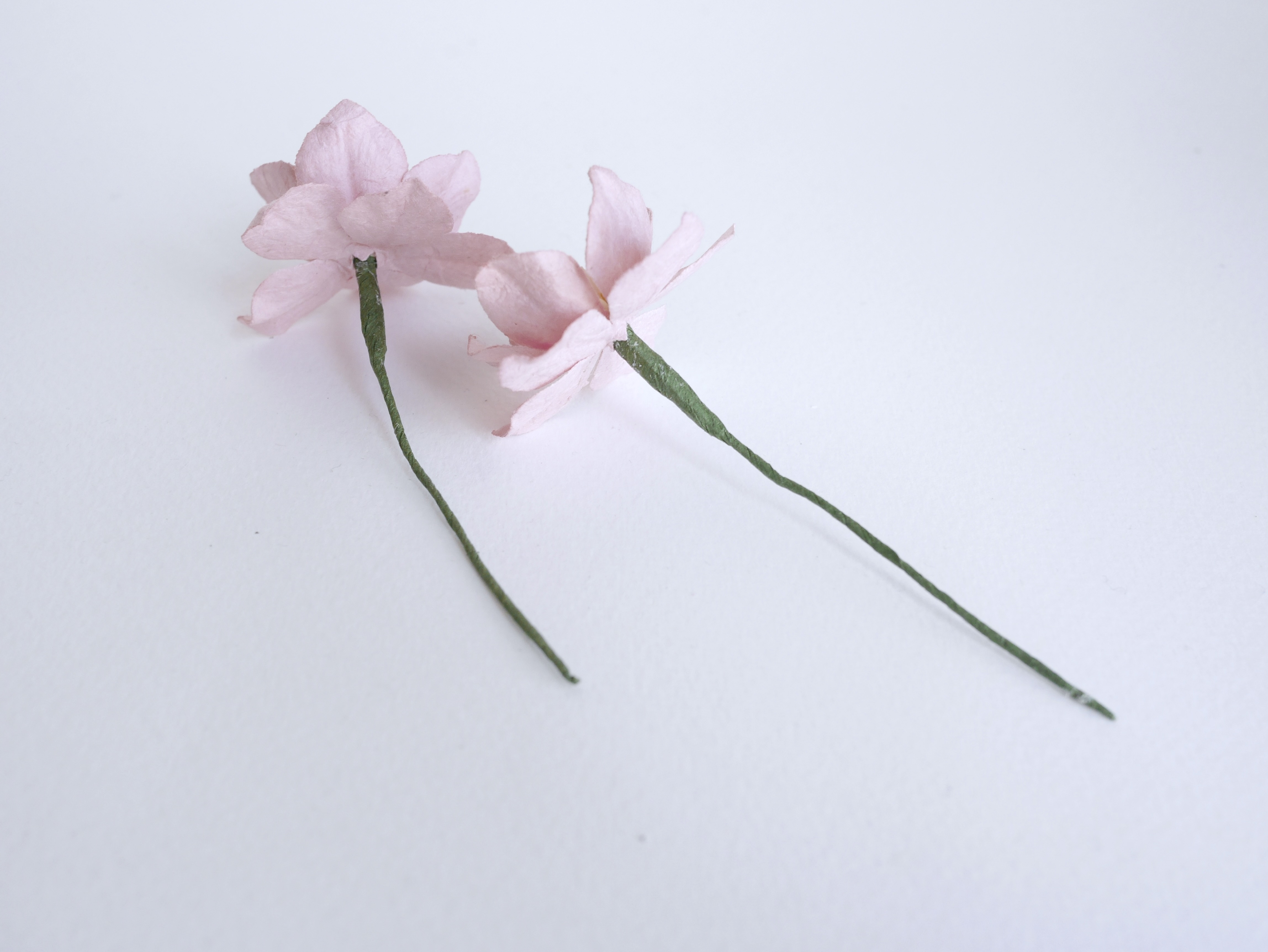 ดอกไม้กระดาษสา ดอกโลตัสอินโดนิเซียกระดาษ ดอกไม้กระดาษสาราคาส่ง ดอกไม้กระดาษสำหรับตกแต่งของชำร่วย งานแต่งงาน ทำช่อดอกไม้ติดอกเจ้าบ่าว ข้อมือดอกไม้เจ้าสาว ขนาด3.5 cm. 25 ดอก สีชมพูตุ่น #107 Paper flowers supplies: DIY wedding tools Big Cherry blossom (Lotus