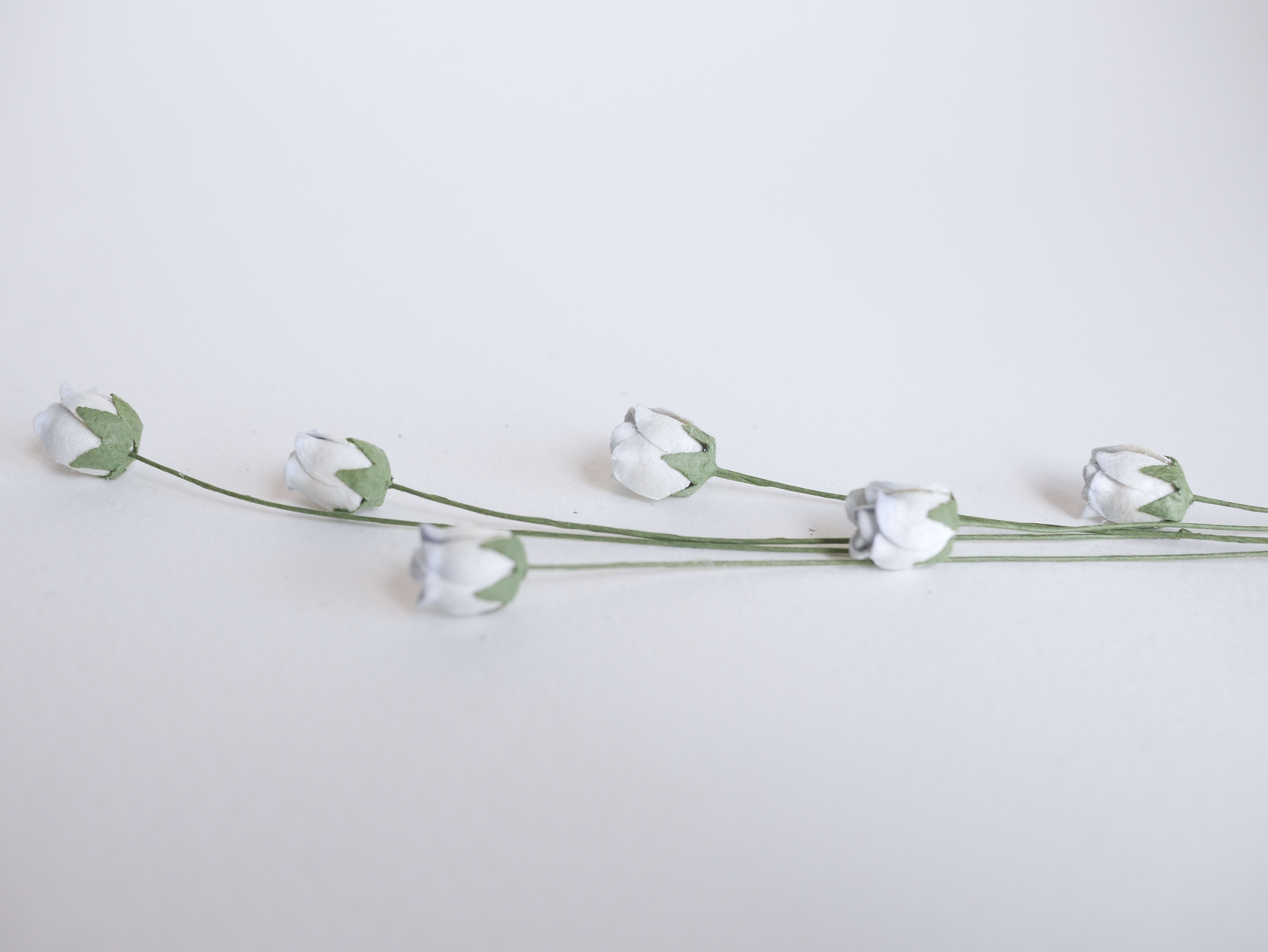 ดอกไม้กระดาษสา ดอกไม้กระดาษสา งานประดิษฐ์ ดอกไม้ทำข้อมือเพื่อนเจ้าสาว แต่งงาน, ดอกกุหลาบตูม 0.8x1 cm. 25 ดอก สีฟ้าอ่อนปัด paper flowers, budding roses flower 0.8x1 cm. 25 pieces pale blue brush color.