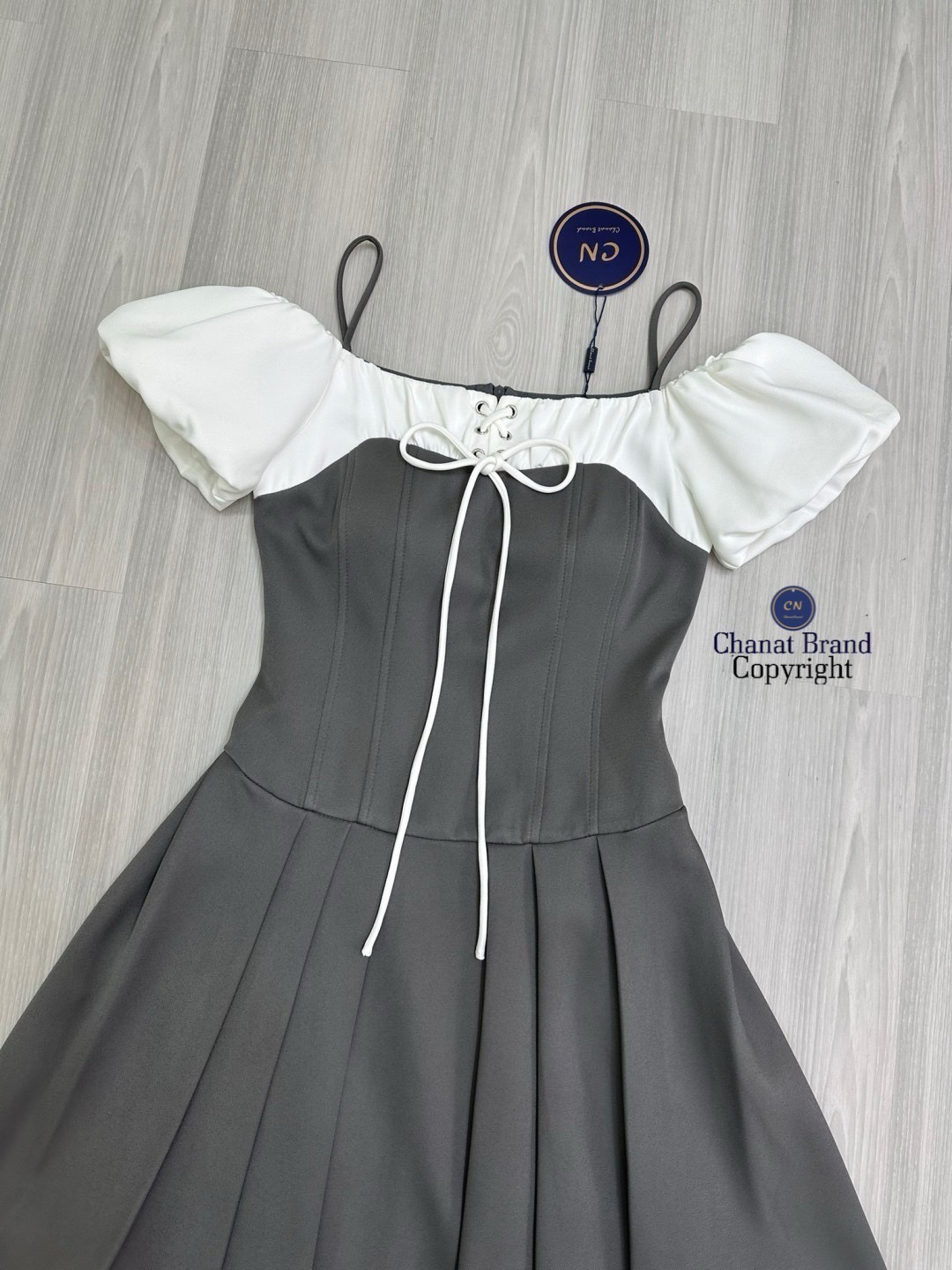 (ป้าย Chanat) มินิเดรสสีเทาสายสปาเกตตี้