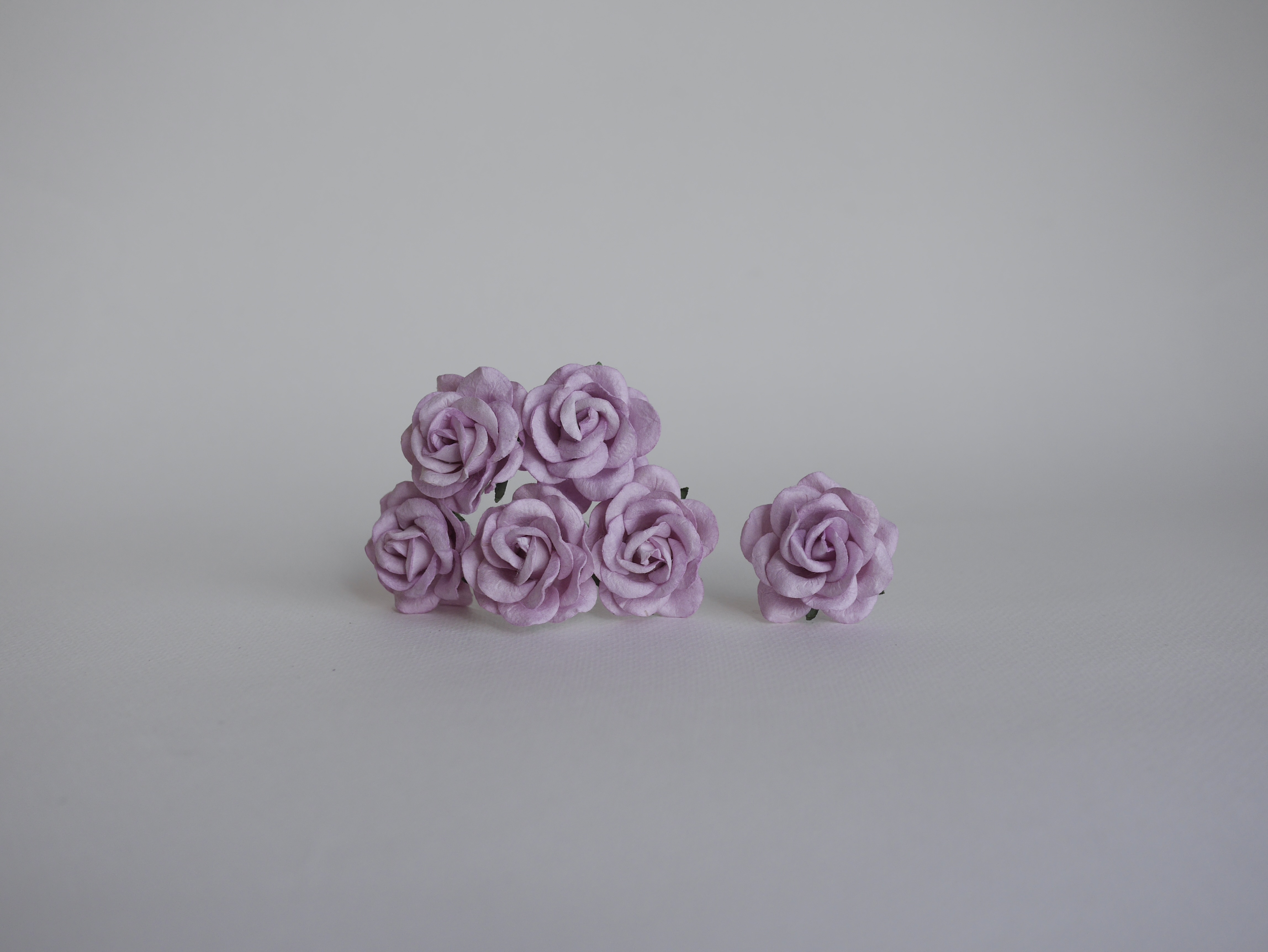 ดอกไม้กระดาษสา ดอกกุหลาบกระดาษสา ดอกไม้กุหลาบ กลีบโค้ง ดอกไม้ประดิษฐ์ สำหรับตกแต่ง หรืองานแต่งงาน สีม่วงพาสเทลขนาด 3.5 cm. จำนวน 25 ดอก Paper flowers, handmade flowers, small roses paper size 3.5 cm. 25 pieces, pastel purple color.