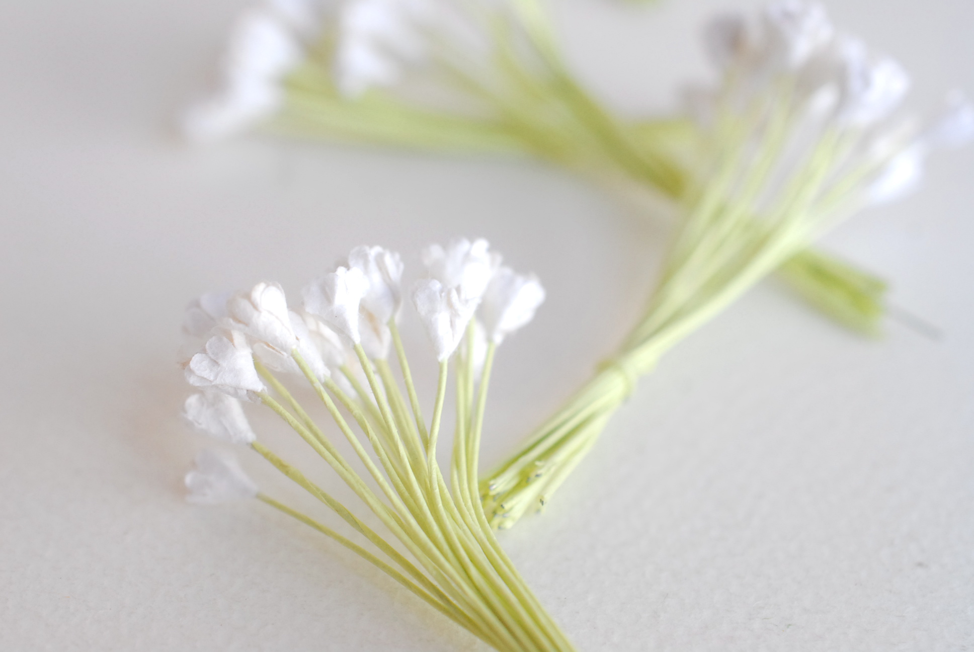 ดอกไม้ประดิษฐ์, ดอกไม้กระดาษสา, ดอก gypsophila, ดอกยิปโซ งานประดิษฐ์ตกแต่งของชำร่วย, ดอกไม้ทำพานพุ่ม, พานรับไหว้, ขนาด 0.4 cm. สีขาว