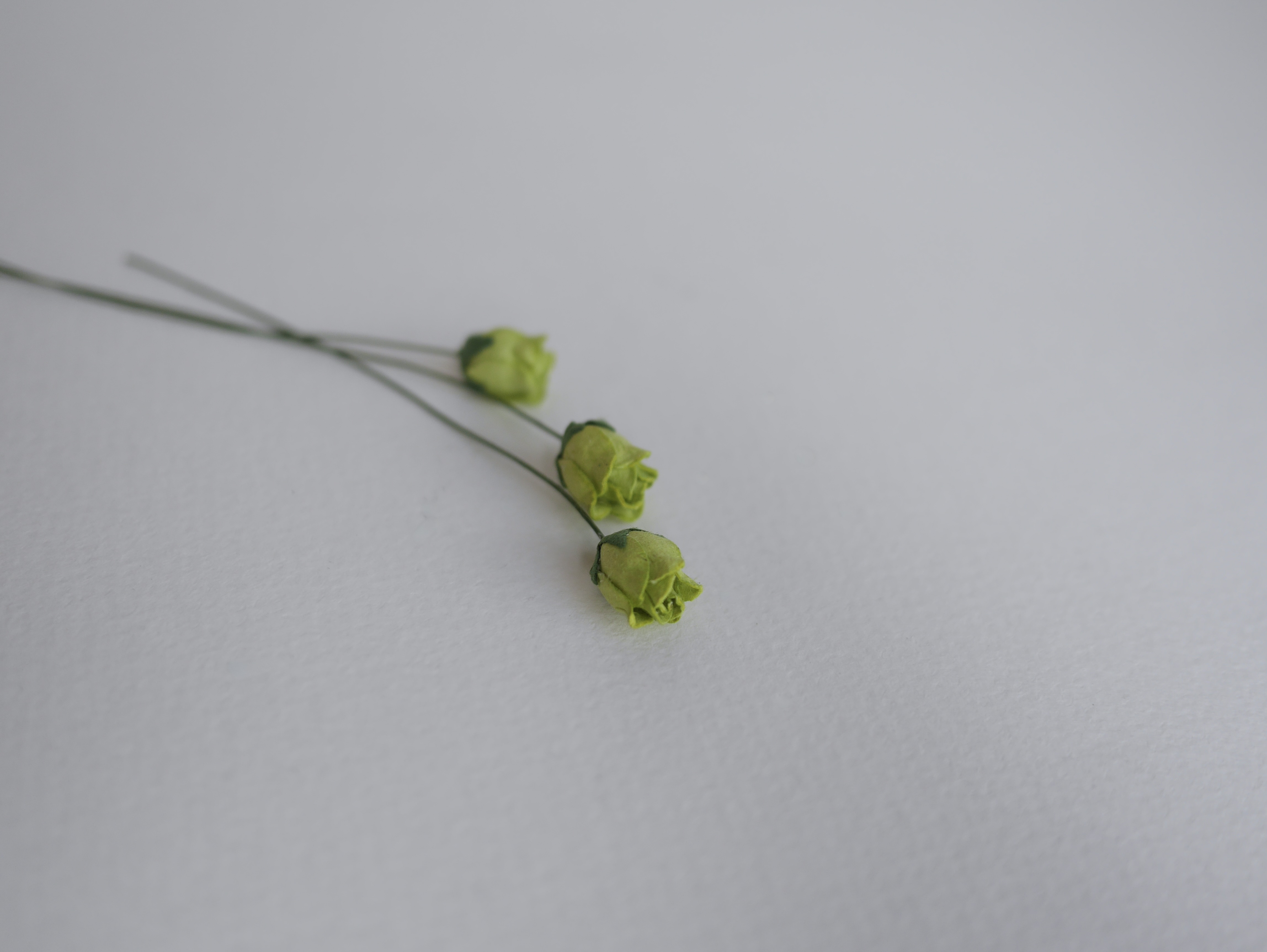 ดอกไม้กระดาษสา ดอกไม้กระดาษสา จตุจักร งานประดิษฐ์ ดอกไม้ทำข้อมือเพื่อนเจ้าสาว แต่งงาน, ดอกกุหลาบตูม 0.8x1 cm. 25 ดอก สีเขียว paper flowers, budding roses flower 0.8x1 cm. 25 pieces green color.