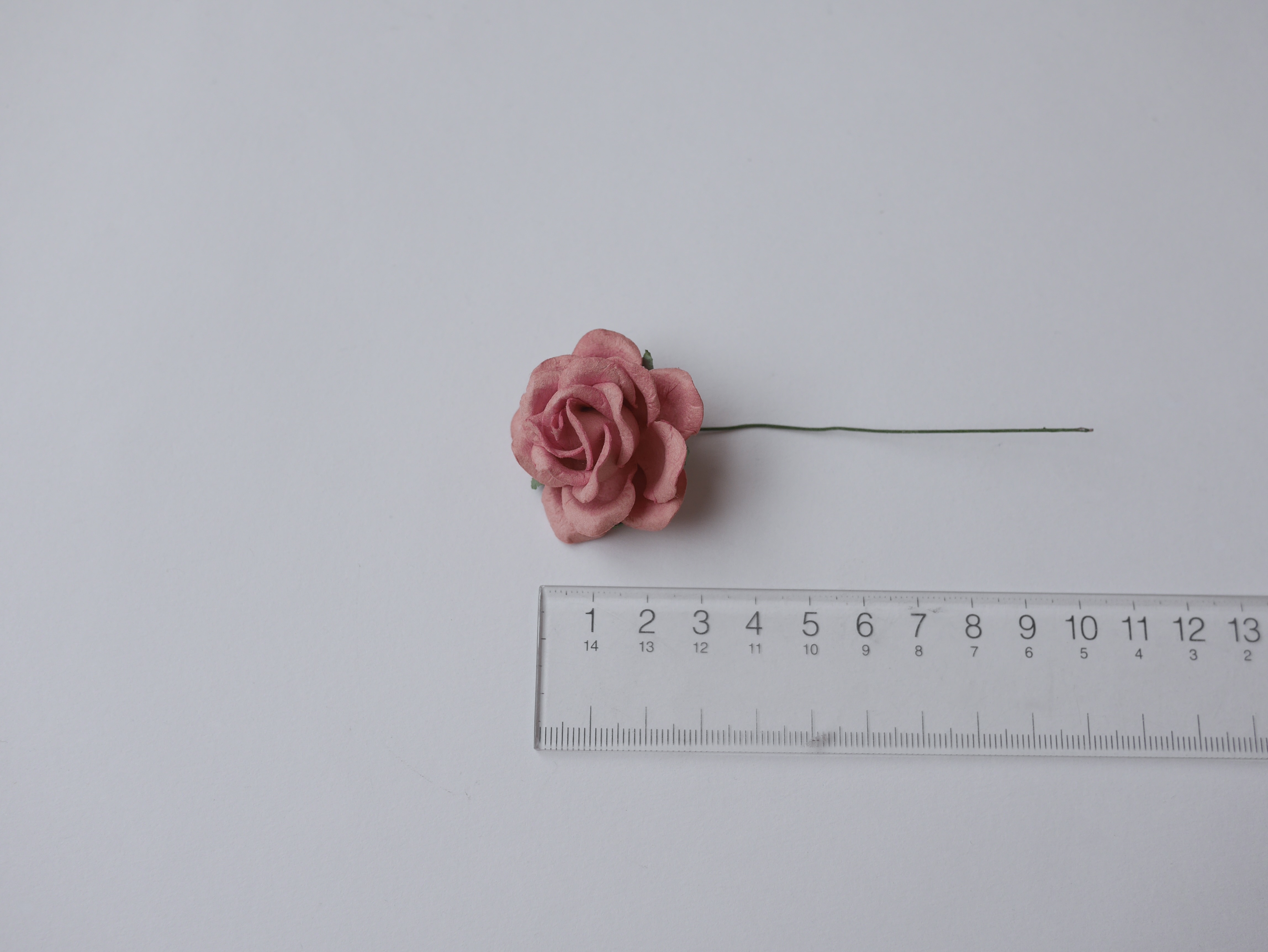 ดอกไม้กระดาษสา ดอกกุหลาบกระดาษสา ดอกไม้กุหลาบ กลีบโค้ง ดอกไม้ประดิษฐ์ สำหรับตกแต่ง หรืองานแต่งงาน สีโบตั๋น ชมพูหม่น ขนาด 3.5 cm. จำนวน 25 ดอก Paper flowers, handmade flowers, small roses paper size 3.5 cm. 25 pieces, coral color.