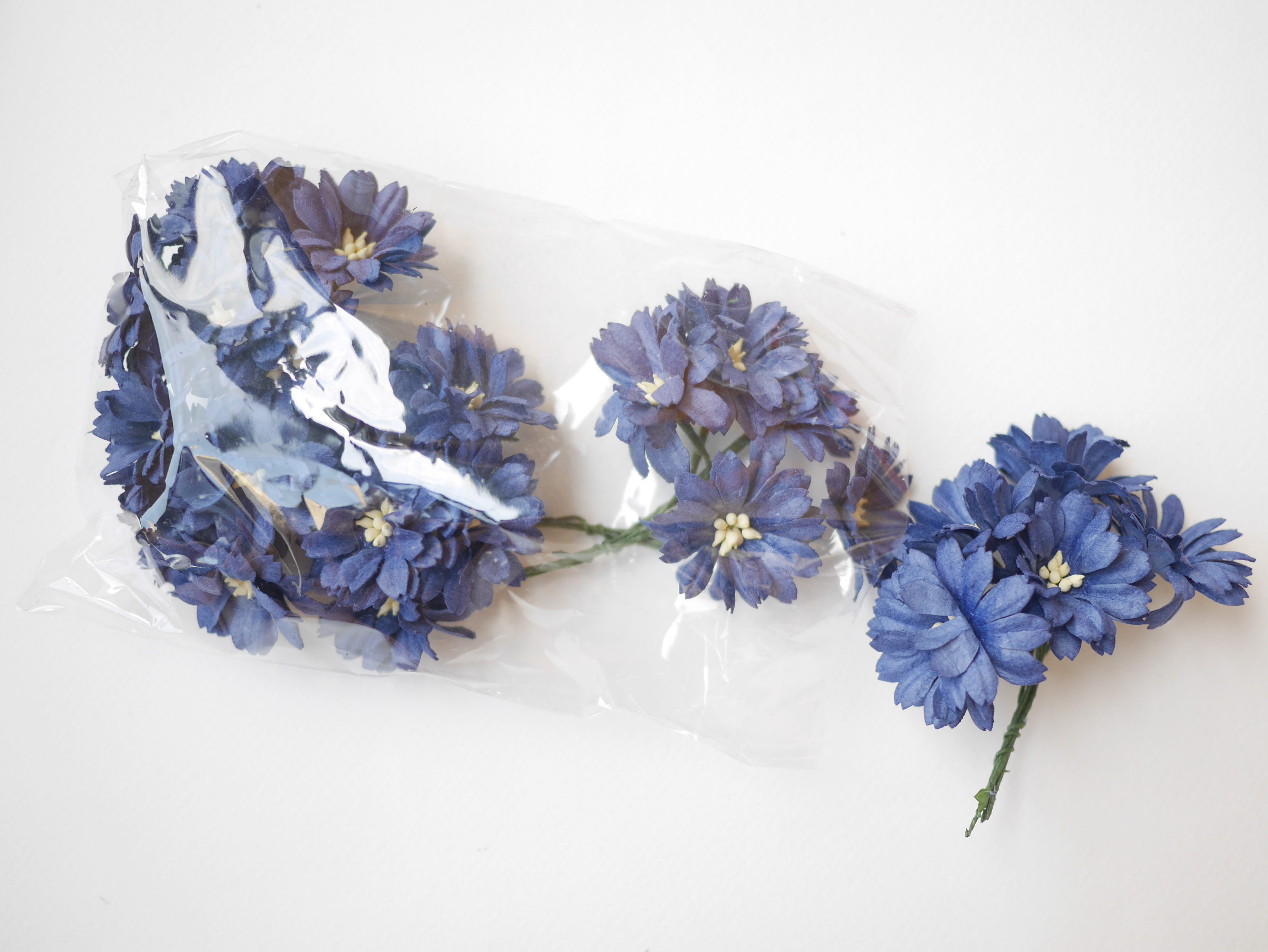 ดอกไม้กระดาษสา ดอกไม้ประดิษฐ์จากกระดาษสา ดอกเดซี่ ดอกไม้กระดาษสาขายส่ง ดอกไม้ประดิษฐ์ ดอกไม้ทำข้อมือเพื่อนเจ้าสาว ดอก daisy ขนาด 3.5 cm. จำนวน 25 ดอก สีน้ำเงินกรมท่า Paper Flower, 25 Daisy Flowers, ivory color, size 4.5 cm., passion blue pollen.