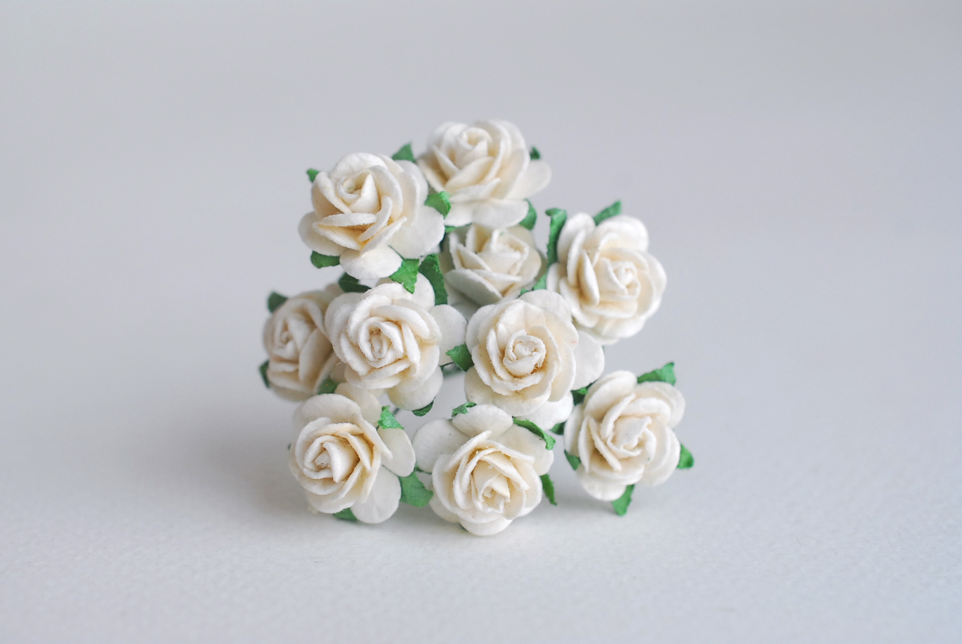 ดอกไม้กุหลาบกระดาษ, ดอกกุหลาบกระดาษสา ดอกกุหลาบจิ๋ว ดอกกุหลาบกระดาษสา สำหรับประดับ ตกแต่งของชำร่วย, งานแต่งงาน สีMIXED เขียวเข้ม เขียวตุ่น ชมพู พีชอ่อน ขาวof-white ขนาด 1.5 cm. จำนวน 100 ดอก