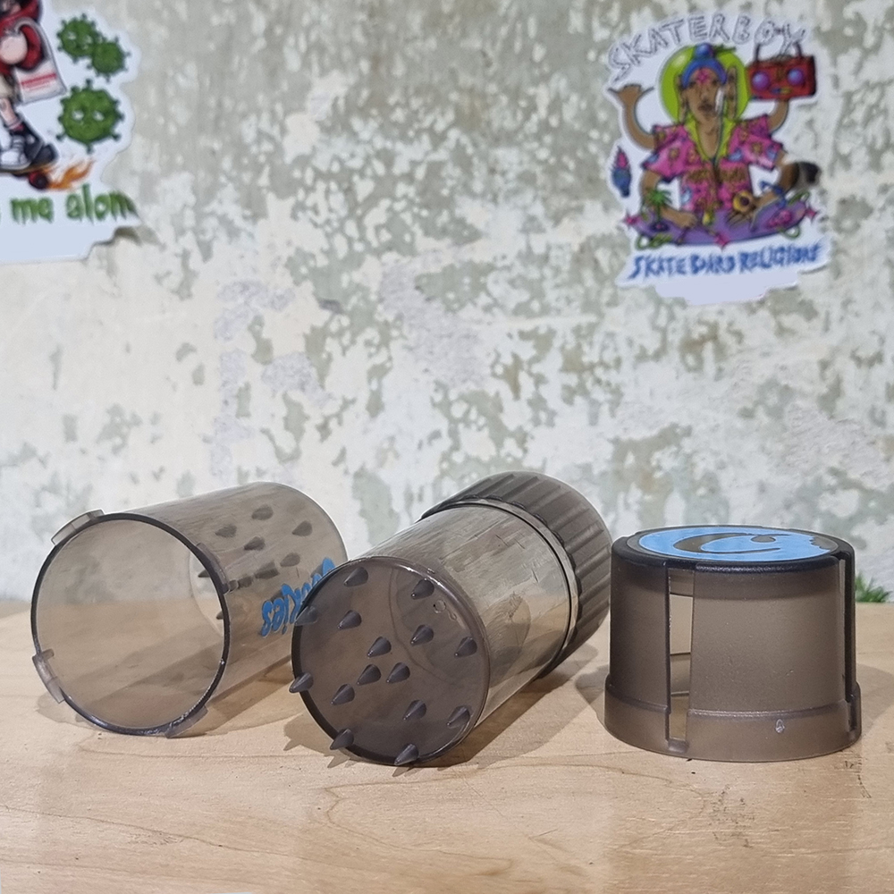 [1002] กระบอกพลาสติก grinder บดพร้อมเก็บ ทรงสูง 4x9cm มีตัวล็อคกันฝาหลุด ที่บดสมุนไพร เครื่องบดสมุนไพร