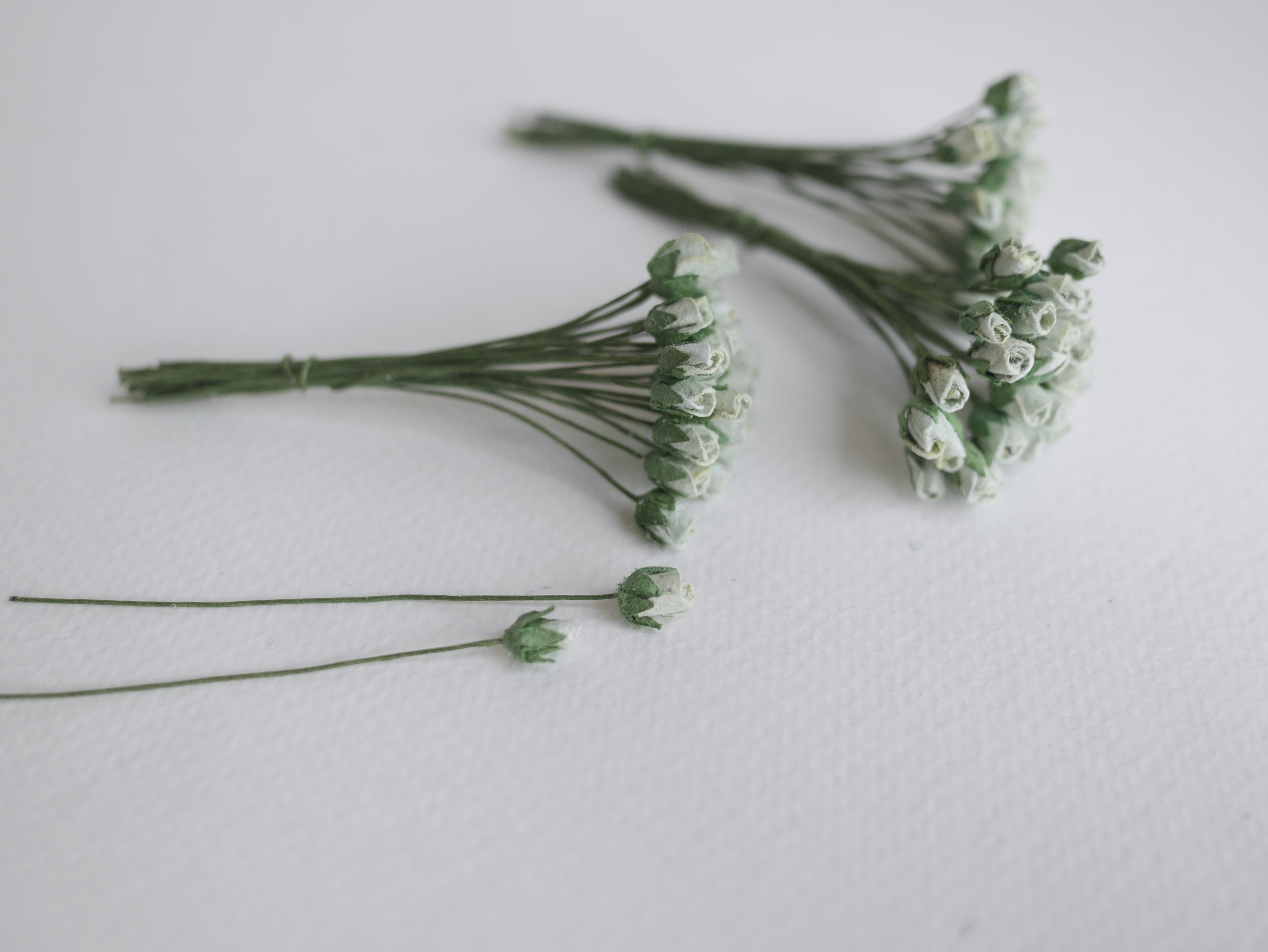 ดอกไม้กระดาษสา ดอกไม้กระดาษสา งานประดิษฐ์ ดอกไม้ทำข้อมือเพื่อนเจ้าสาว แต่งงาน, ดอกกุหลาบตูม 100 ดอก สีเขียวตุ่น ขนาด 0.5x0.8 cm. paper flowers, budding roses flower 0.5x0.8 cm. 100 pieces. pale greentea color.