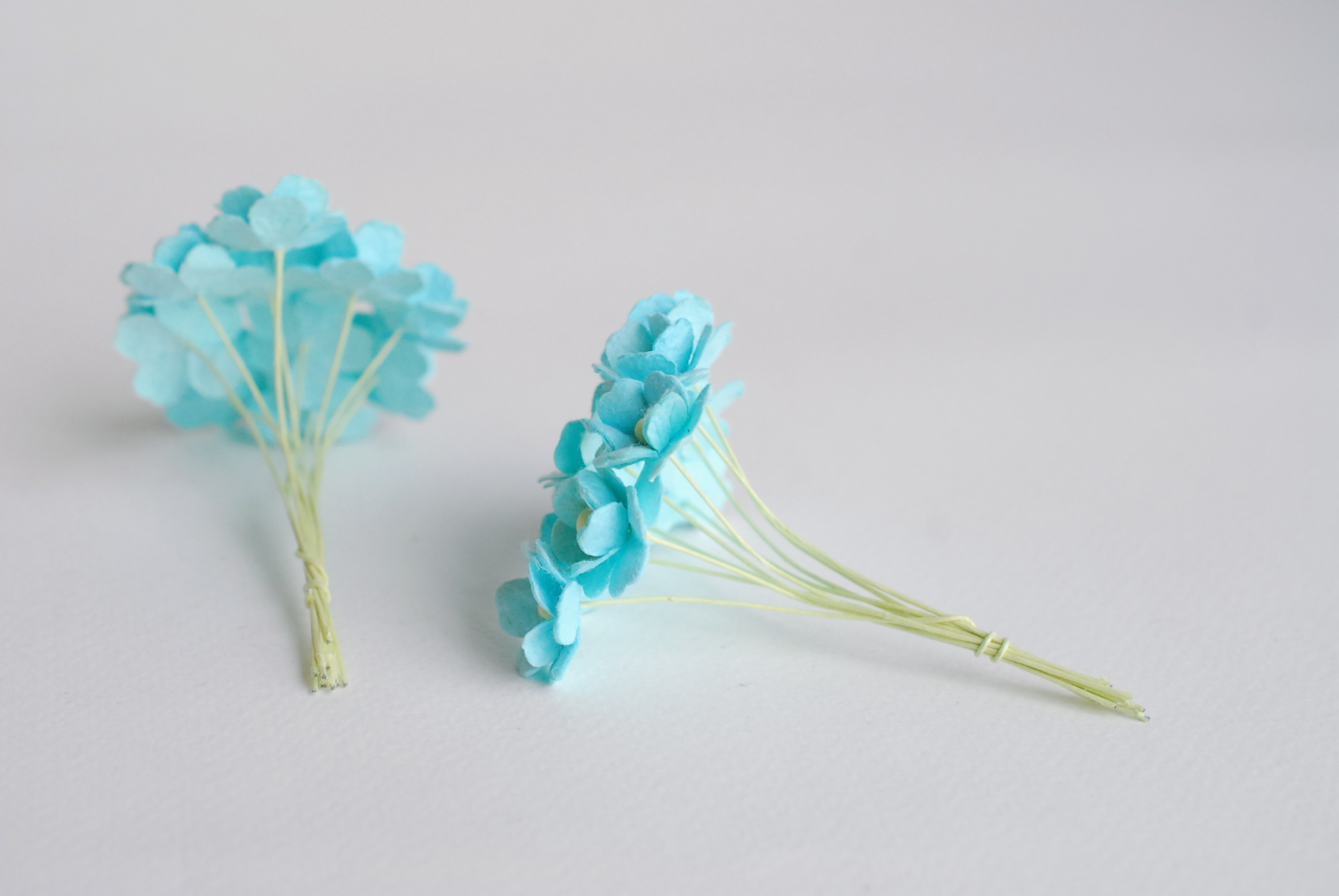 ดอกไม้กระดาษสา ราคาส่ง, ดอกไฮเดรนเยียกระดาษสา ดอกไม้ประดิษฐ์ ตกแต่งงานแต่งงาน ประดิษฐ์ข้อมือเพื่อนเจ้าสาว ขนา่ด 1.5 cm., สำหรับของชำร่วย, งานแต่งงาน, ดอกไม้ทำข้อมือเจ้าสาว สีฟ้าใส จำนวน 100 ดอก Paper flower,100 Pieces mulberry hydenyia blue sky color