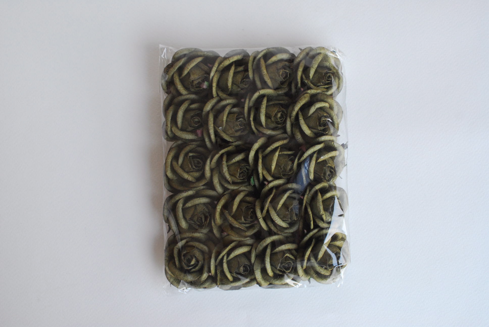 ดอกไม้กระดาษสา ดอกไม้กุหลาบกระดาษ ดอกไม้ประดิษฐ์ ดอกกุหลาบสีเขียวทหารเข้ม งานแต่งงาน ตกแต่งของชำร่วย, งานแต่งงาน สีชมพูปัดขาว ขนา่ด 4.5 cm., Paper flower,20 Pieces mulberry rose, 4.5 cm. dark green army color.