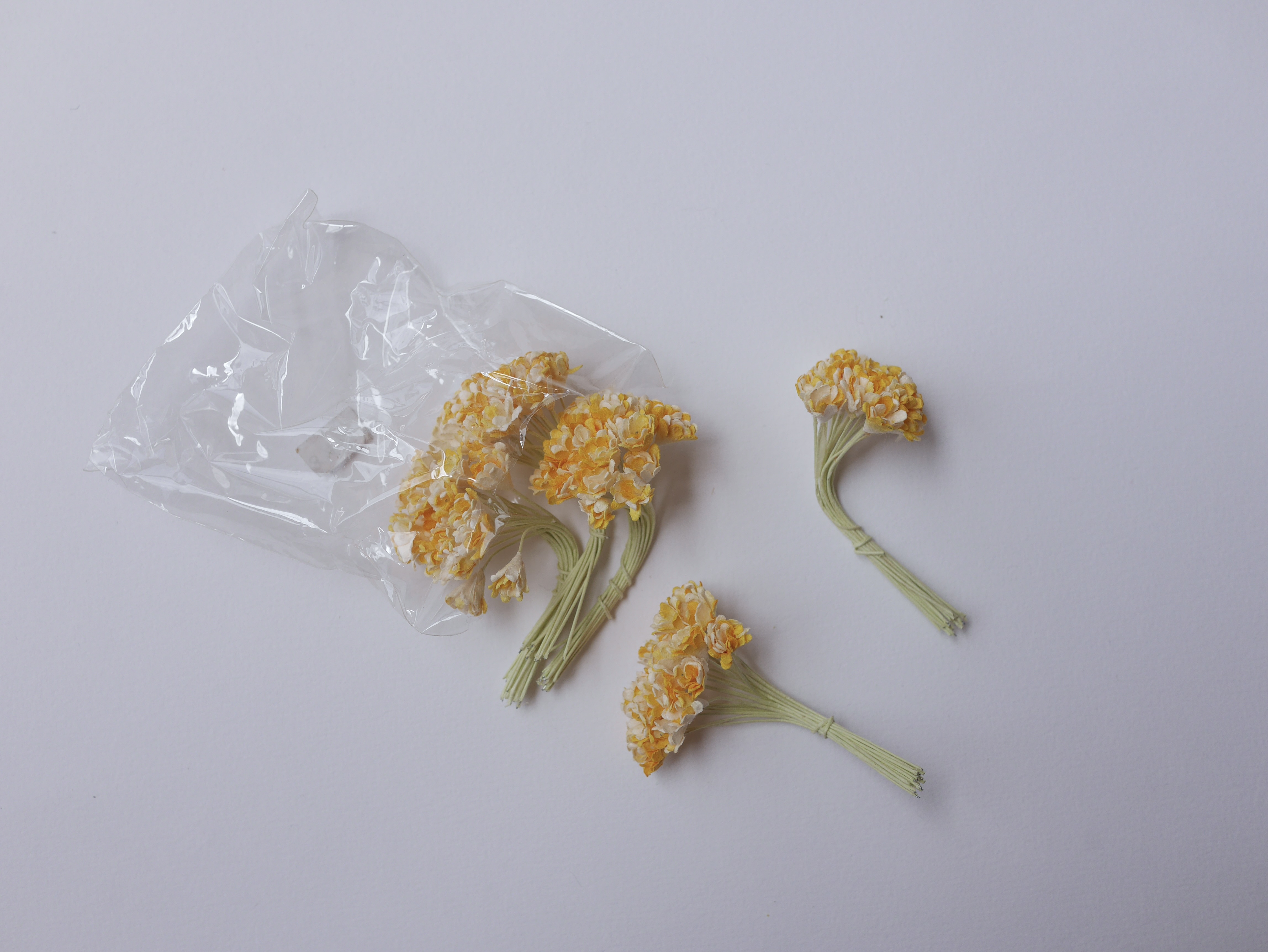 ดอกไม้ประดิษฐ์, ดอกไม้กระดาษสา, ดอก gypsophila, ดอกยิปโซ งานประดิษฐ์ตกแต่งของชำร่วย, ดอกไม้ทำพานพุ่ม, พานรับไหว้, ขนาด 1 cm. สีเหลืองปัดขาว