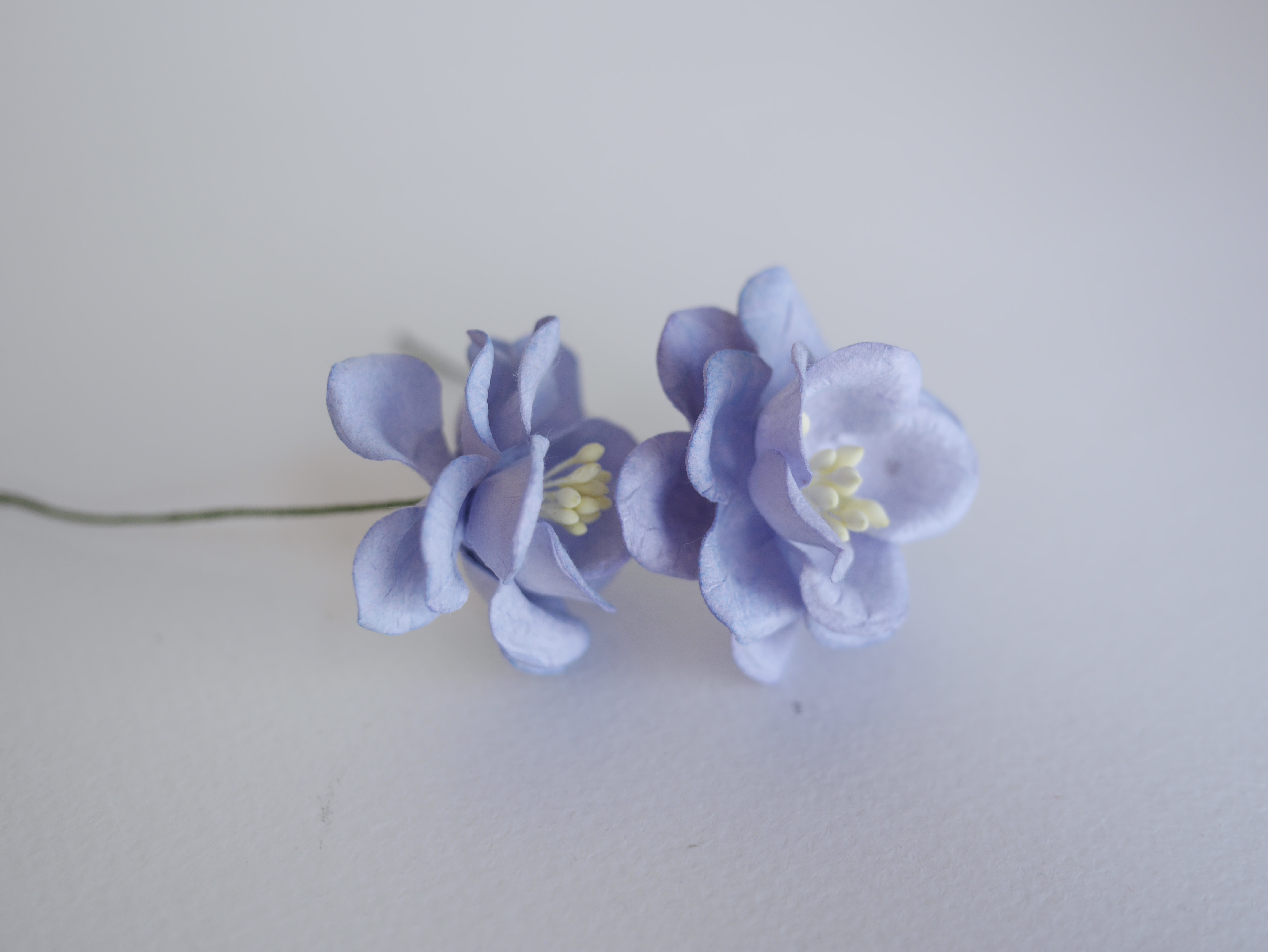 ดอกไม้กระดาษสา ดอกกุหลาบกระดาษสา ดอกไม้กุหลาบ กลีบโค้ง ดอกไม้ประดิษฐ์ สำหรับตกแต่ง หรืองานแต่งงาน สีฟ้าตุ่น ขนาด 3.5 cm. จำนวน 25 ดอก เกสรสีฟ้าม่วงตุ่น Paper flowers, handmade flowers, small roses paper size 3.5 cm. 25 pieces, pale blue purple color, ivor