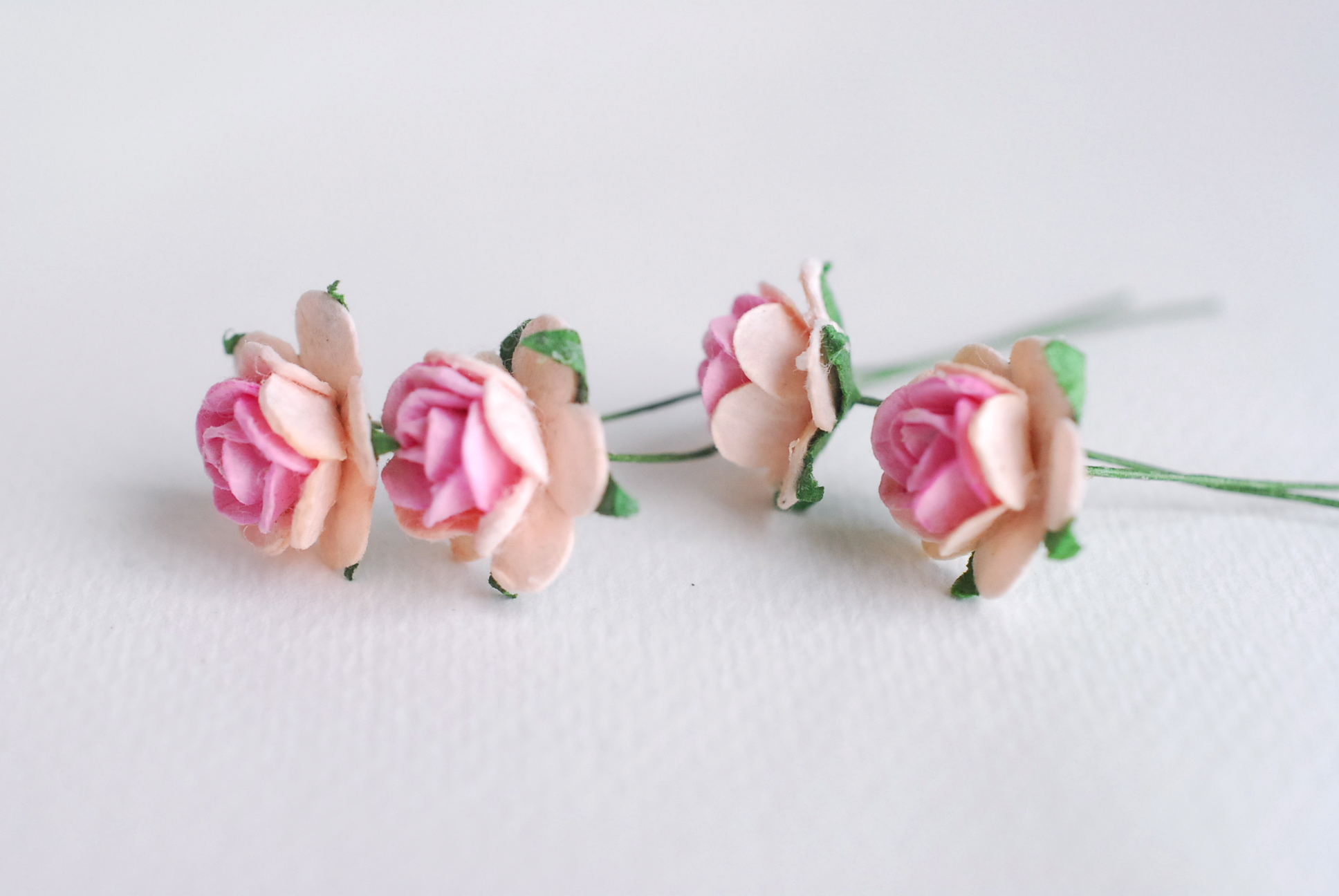 ดอกไม้กุหลาบกระดาษ ดอกไม้กระดาษสา, ดอกกุหลาบจิ๋ว, ดอกไม้กระดาษสาขายส่ง สีชมพู twotone ขนาด 1.5 cm. จำนวน 100 ดอก Paper Flowers size 1.5 cm., mini roses pink twotone color, 100 pcs.