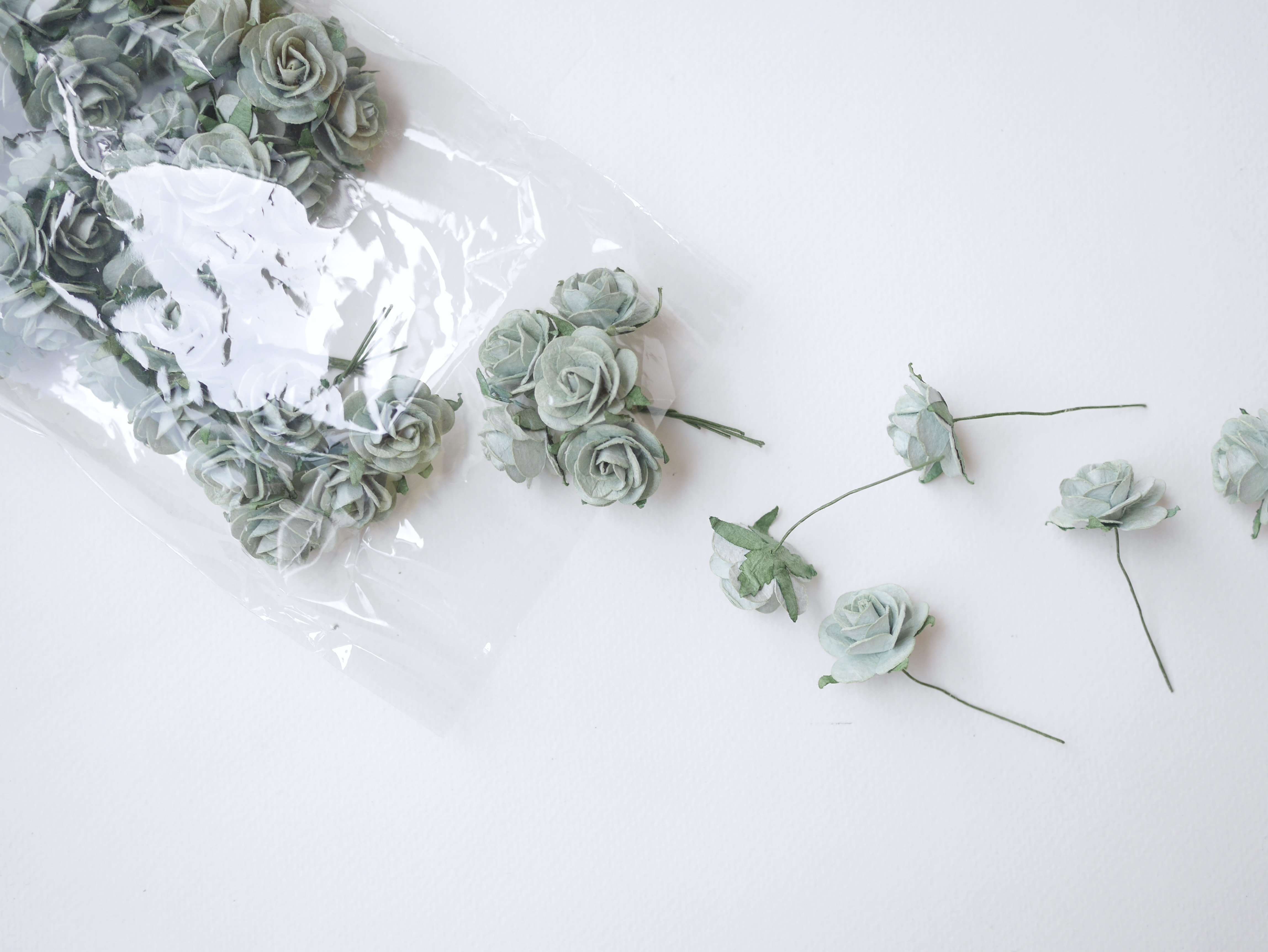 ดอกไม้กระดาษสา ดอกไม้กุหลาบกระดาษ ราคาส่ง, ดอกกุหลาบจิ๋ว ดอกกุหลาบกระดาษสา ดอกไม้ประดิษฐ์ สำหรับตกแต่งของชำร่วย หรืองานแต่งงาน สีเขียวตุ่น ขนาด 2.5 cm. จำนวน 50 ดอก สี 163