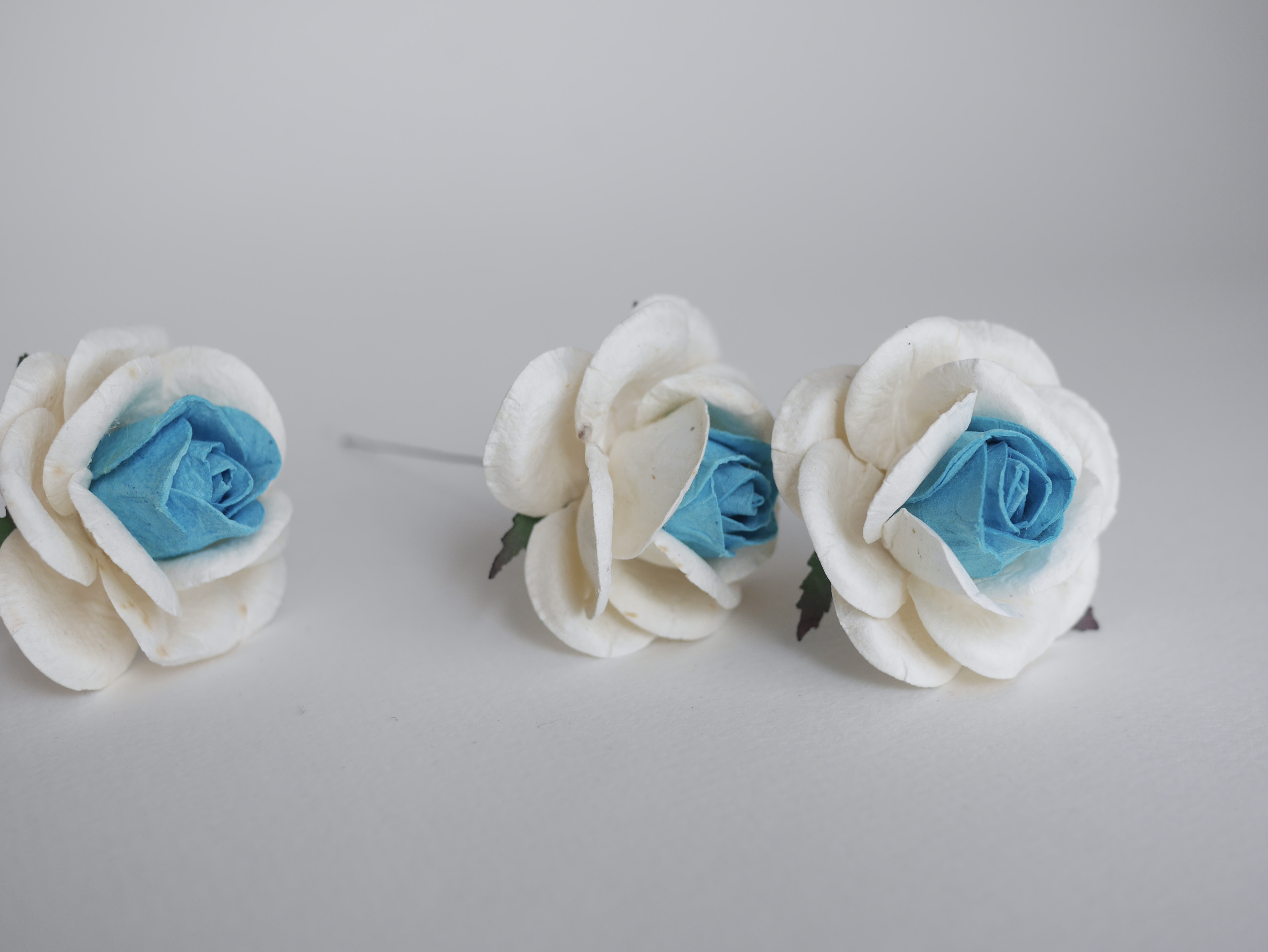 ดอกไม้กระดาษสา ดอกกุหลาบกระดาษ ดอกไม้กระดาษสา งานประดิษฐ์ ราคาส่ง ขนาด 4.5 cm., สำหรับของชำร่วย, งานแต่งงาน,สีฟ้า-ขาว Paper flower,20 Pieces mulberry rose, 4.5 cm. medium blue sky-white color.