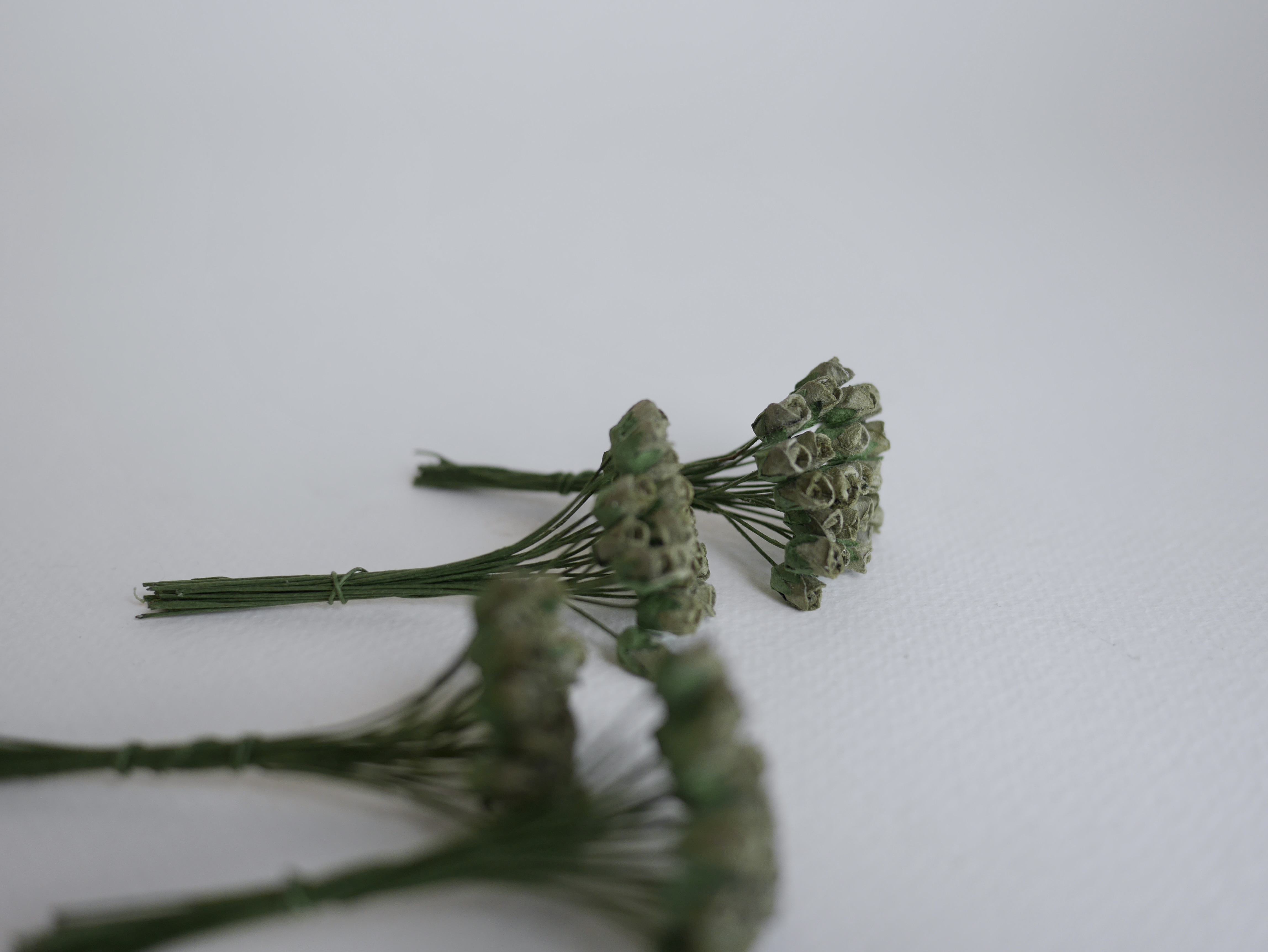 ดอกไม้กระดาษสา ดอกไม้กระดาษสา งานประดิษฐ์ ดอกไม้ทำข้อมือเพื่อนเจ้าสาว แต่งงาน, ดอกกุหลาบตูม 100 ดอก สีเขียวทหารเข้ม ขนาด 0.5x0.8 cm. paper flowers, budding roses flower 0.5x0.8 cm. 100 pieces. dark green color.