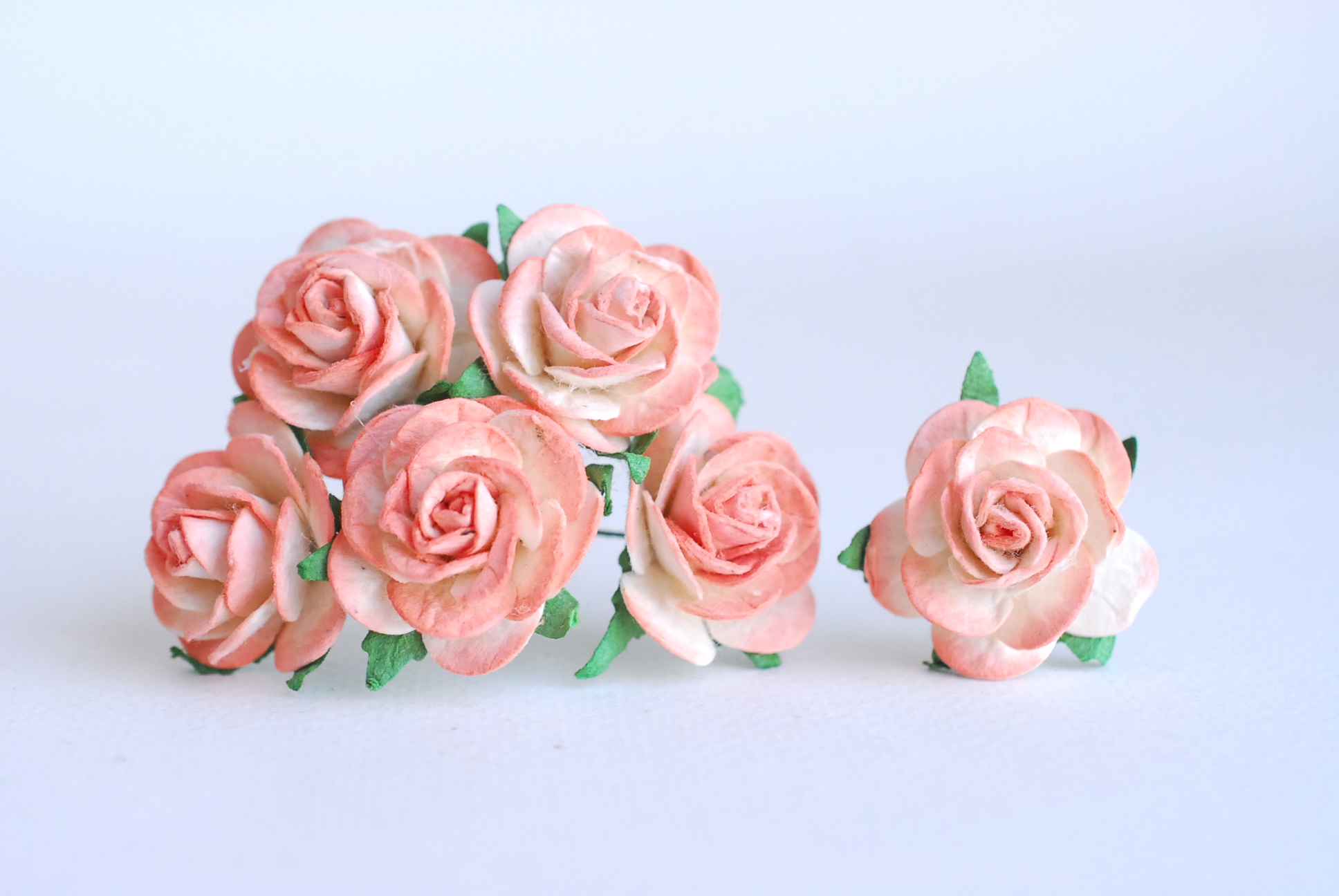 ดอกไม้กระดาษสา ดอกไม้กุหลาบกระดาษ ราคาส่ง, ดอกกุหลาบจิ๋ว ดอกกุหลาบกระดาษสา ดอกไม้ประดิษฐ์ สำหรับตกแต่ง หรืองานแต่งงาน สีpeachปัดขาวขนาด 2.5 cm. จำนวน 50 ดอก