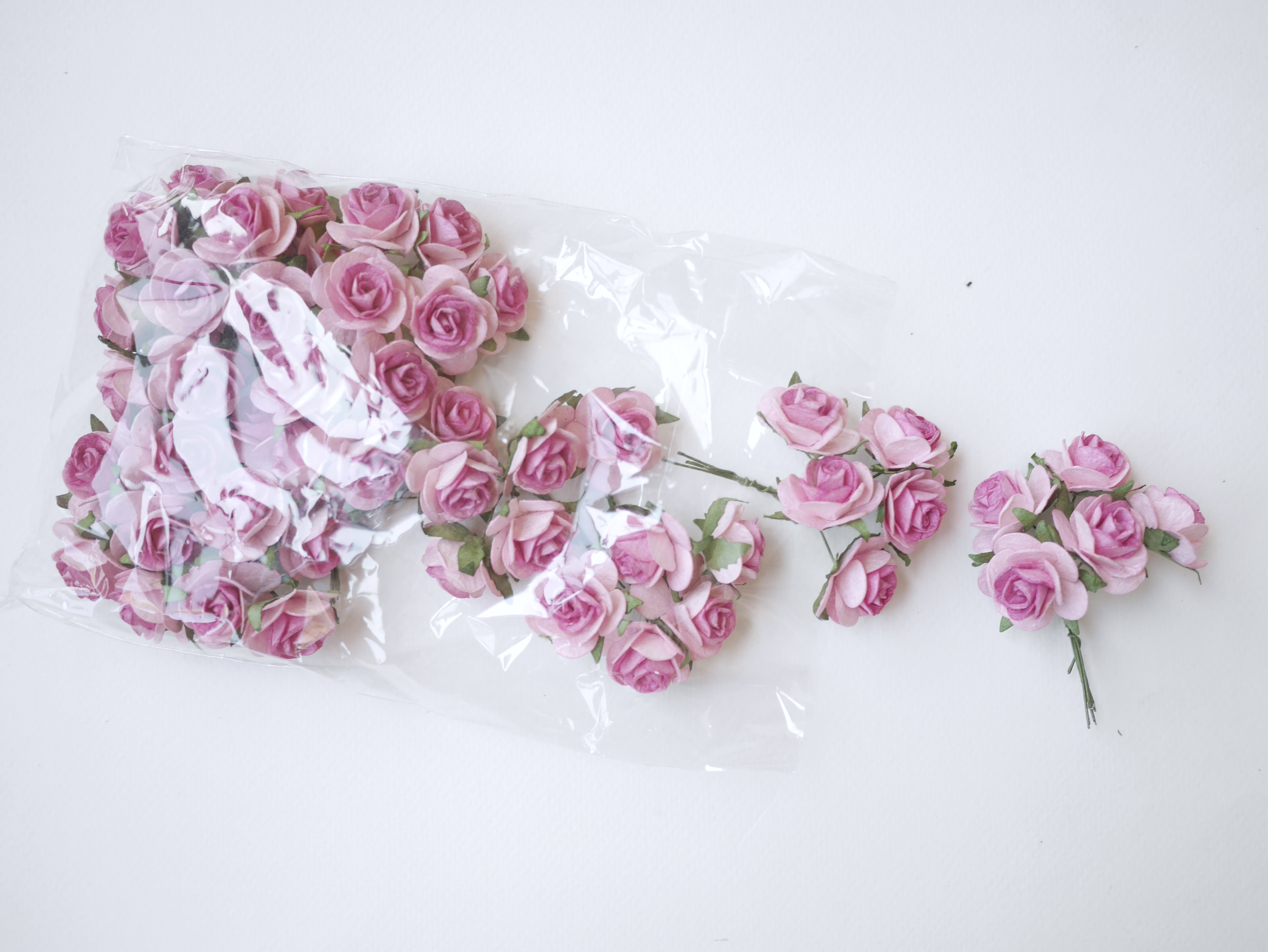 ดอกไม้กระดาษ ดอกไม้กระดาษสา ราคาส่ง,ดอกไม้กุหลาบกระดาษ ดอกกุหลาบกระดาษสา ดอกไม้ประดิษฐ์ สำหรับตกแต่ง หรืองานแต่งงาน ชมพู 2 tone ขนาด 2.5 cm. จำนวน 50 ดอก