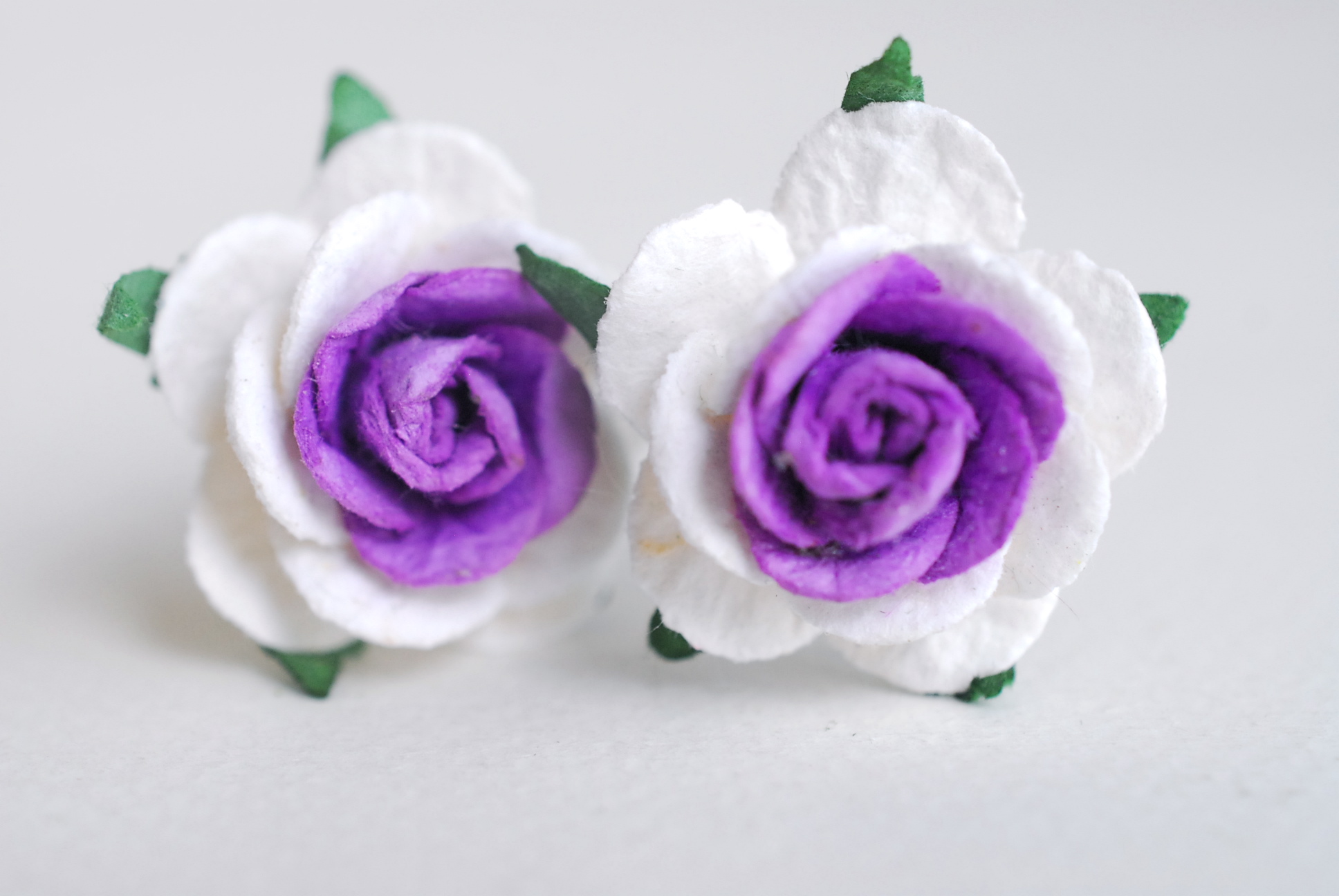 ดอกไม้กระดาษ ดอกไม้กระดาษสา ราคาส่ง,ดอกไม้กุหลาบกระดาษ ดอกกุหลาบกระดาษสา ดอกไม้ประดิษฐ์ สำหรับตกแต่ง หรืองานแต่งงาน สีม่วงขาว 2 tone ขนาด 2.5 cm. จำนวน 50 ดอก