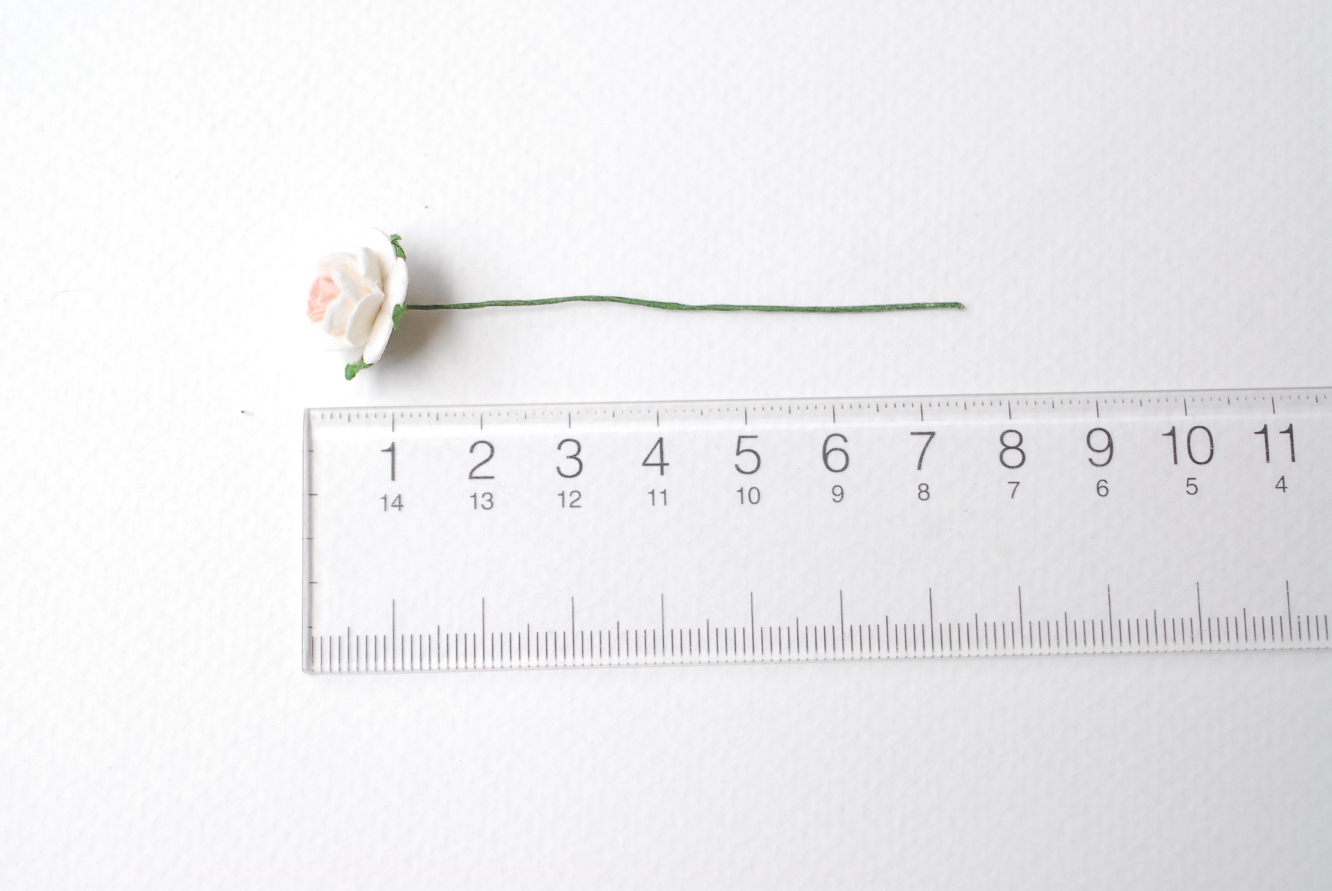 ดอกไม้กุหลาบกระดาษสา, ดอกกุหลาบจิ๋ว, ดอกไม้กระดาษสาขายส่ง สีชมพูพีชจุด- ขาว ขนาด 1.5 cm. จำนวน 100 ดอก Paper Flowers size 1.5 cm., mini roses pale pink–white color, 100 pcs.