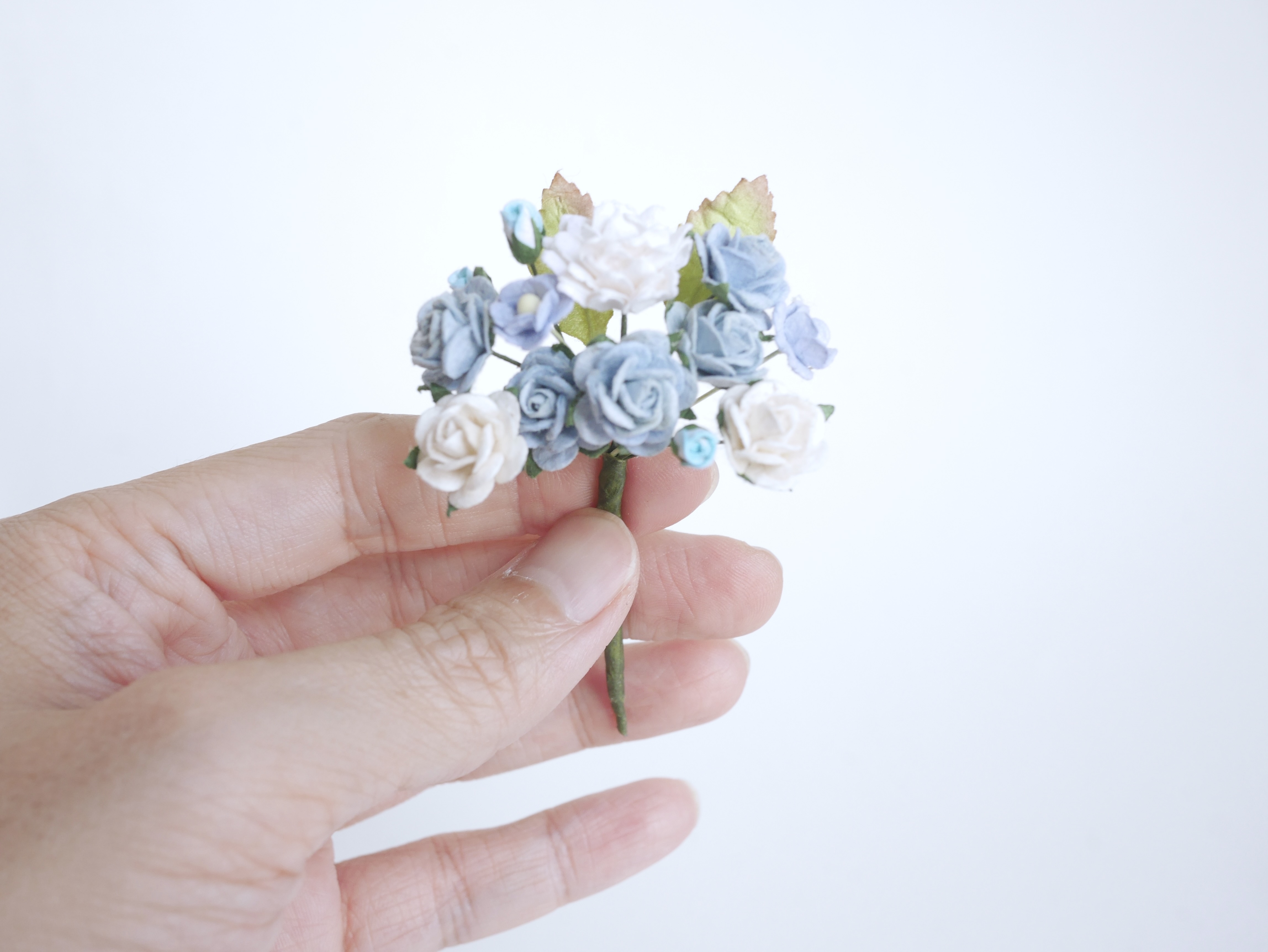 ช่อดอกไม้กระดาษ 4 ชิ้น ดอกไม้ประดับ งานแต่งงาน งานประดิษฐ์ ของชำร่วย ดอกไม้กระดาษสา งานแต่งงาน DIY wedding boutonniere or making centerpieces gift decoration, pale blue and white color.